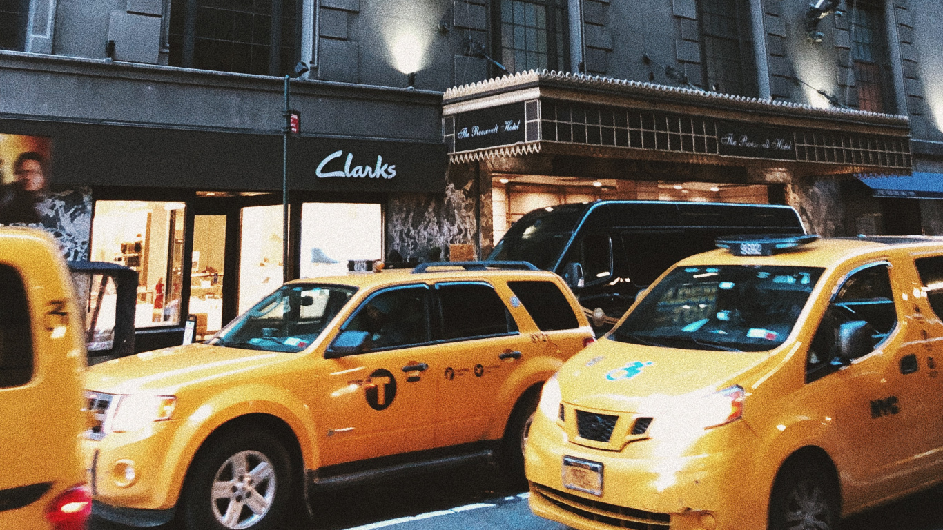 Taxi Amarillo en la Carretera Cerca Del Edificio Durante el Día. Wallpaper in 1366x768 Resolution