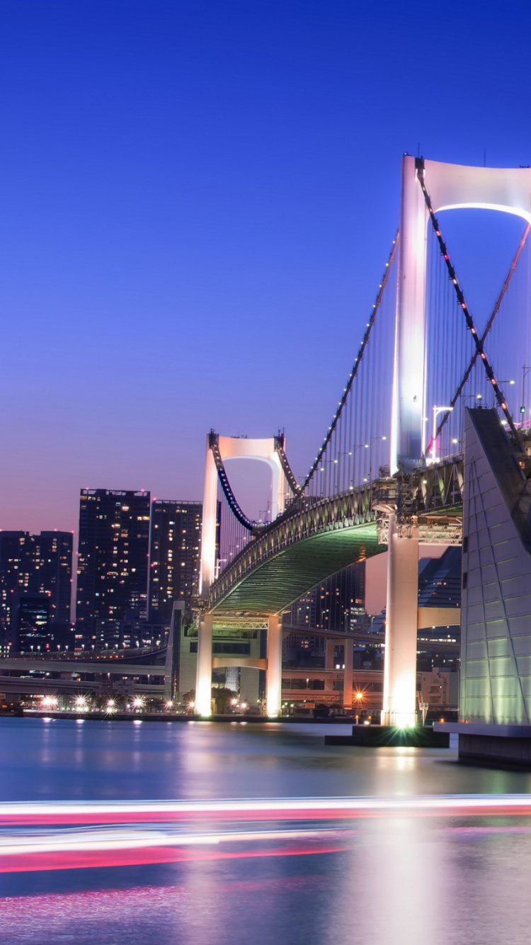 Puente Sobre el Agua Durante la Noche. Wallpaper in 750x1334 Resolution