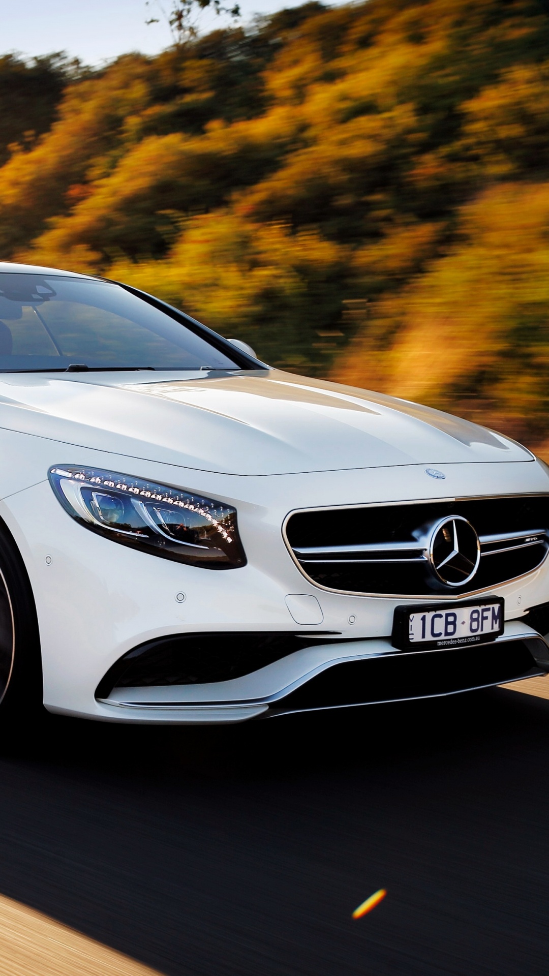 Weißes Mercedes Benz Coupé Tagsüber Unterwegs. Wallpaper in 1080x1920 Resolution