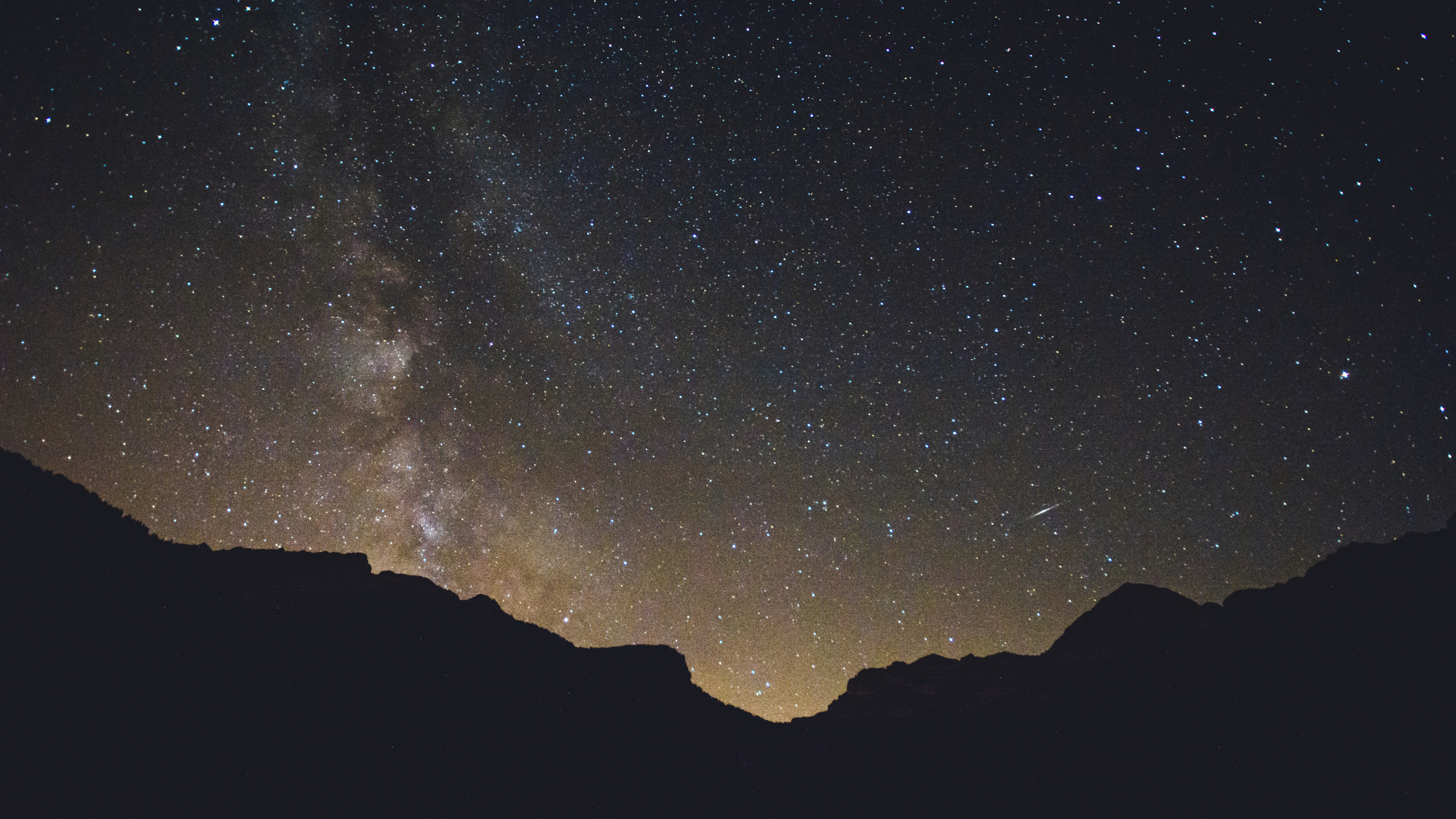 Silueta de Montaña Bajo la Noche Estrellada. Wallpaper in 3840x2160 Resolution