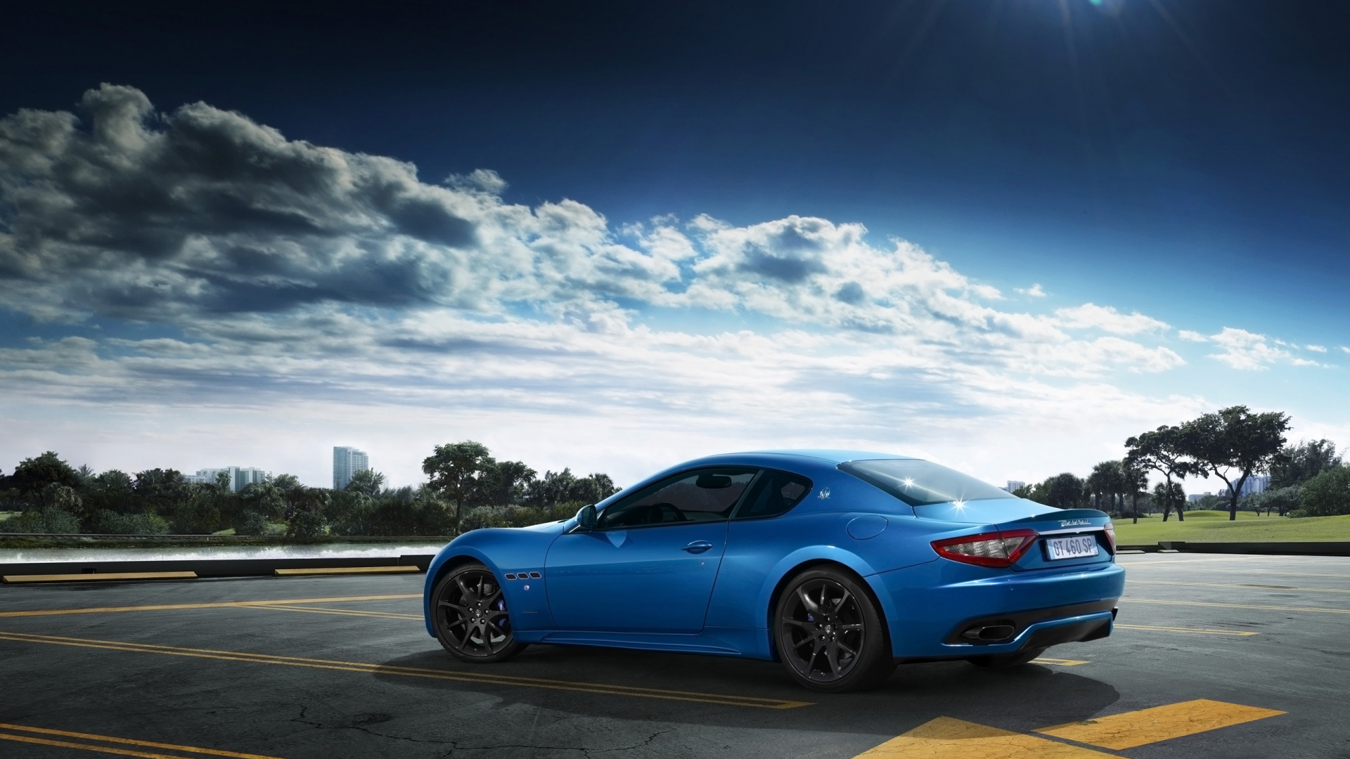 Coupé Bleu Sur Route Asphaltée Grise Sous un Ciel Nuageux Ensoleillé Bleu et Blanc Pendant la Journée. Wallpaper in 1920x1080 Resolution