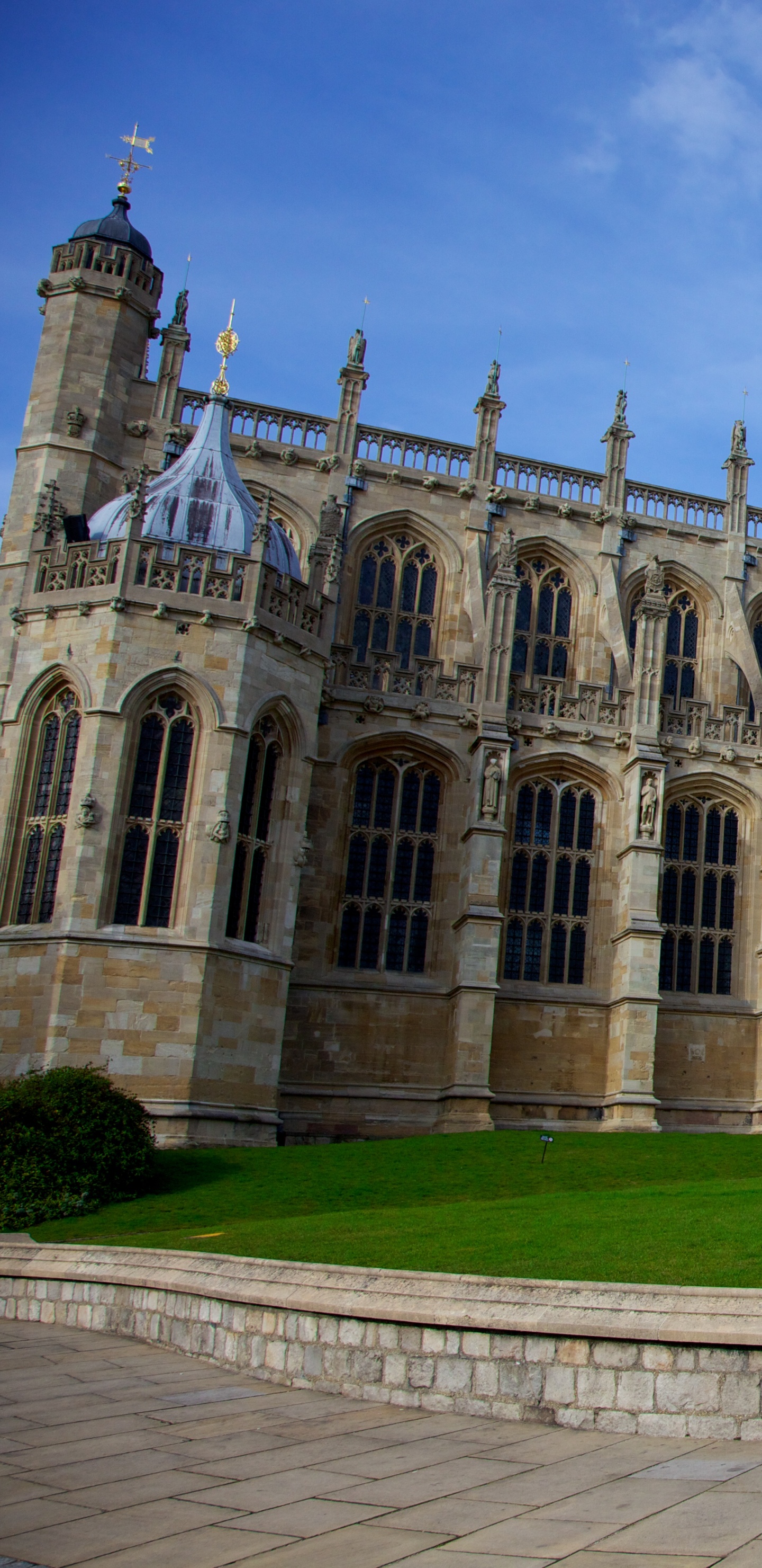 Edificio de Hormigón Marrón Bajo un Cielo Azul Durante el Día. Wallpaper in 1440x2960 Resolution