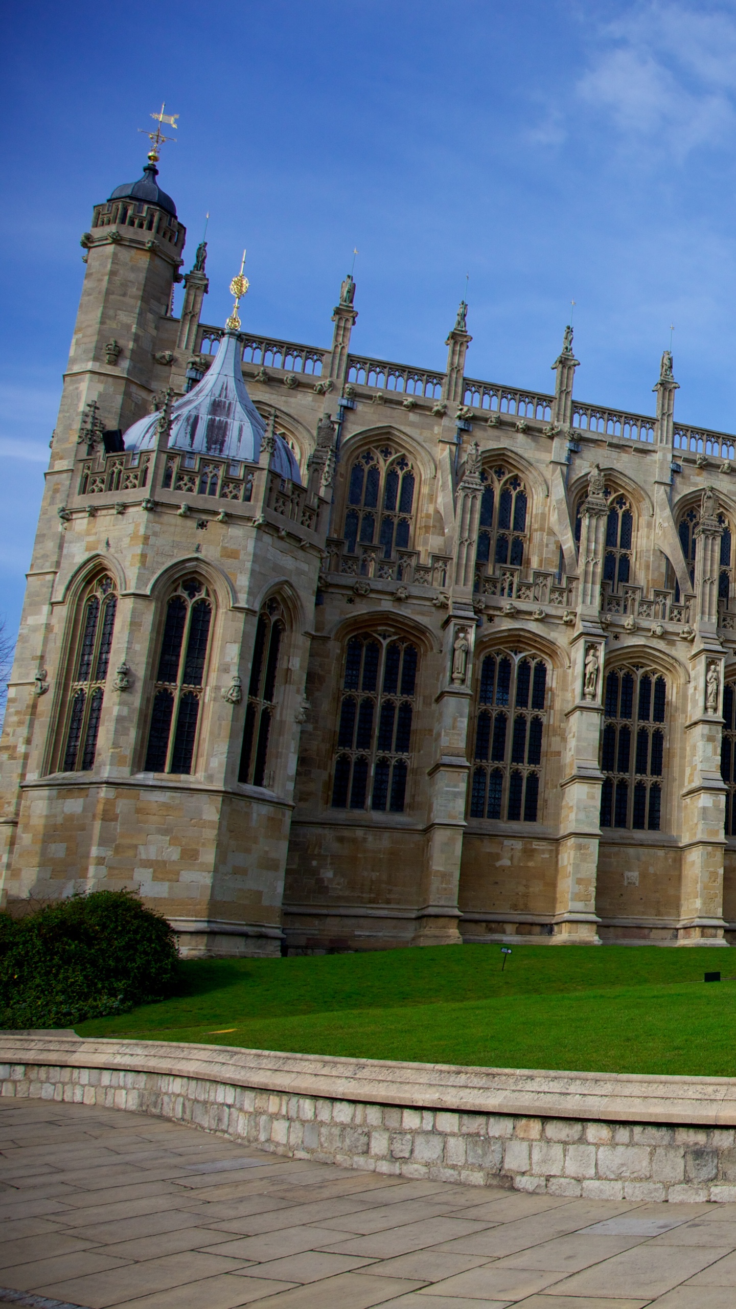 Brown Concrete Building Under Blue Sky During Daytime. Wallpaper in 1440x2560 Resolution