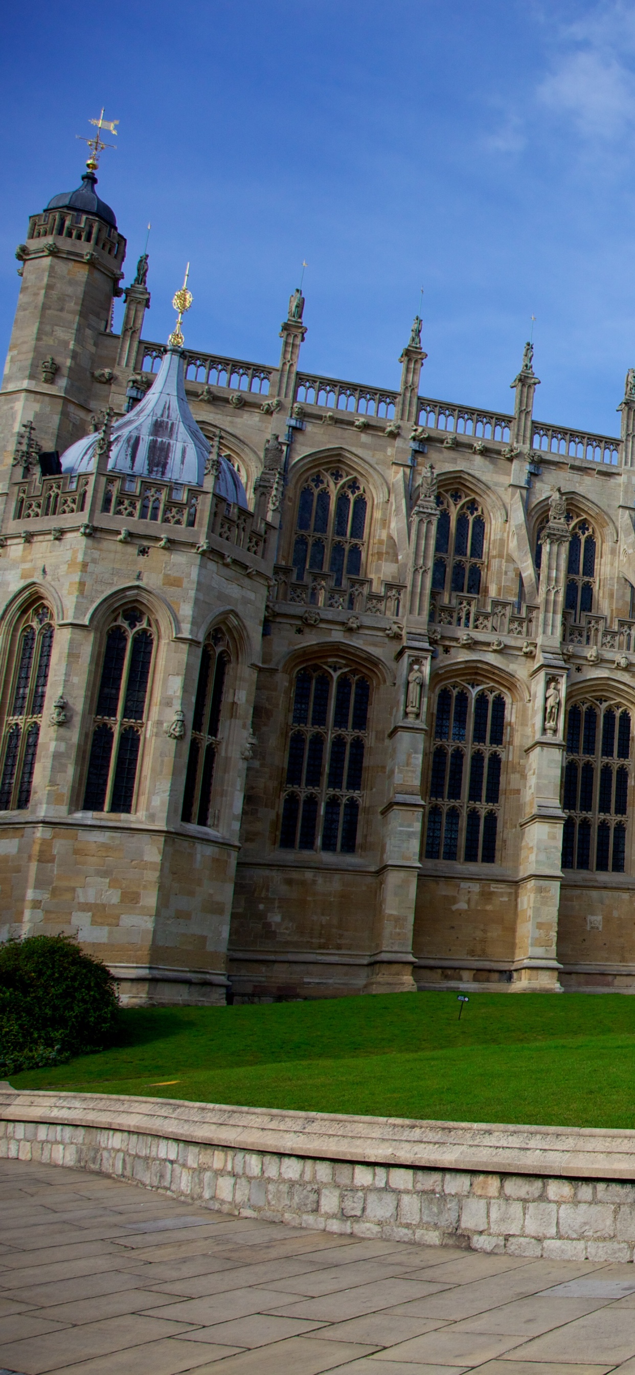 Braunes Betongebäude Unter Blauem Himmel Tagsüber. Wallpaper in 1242x2688 Resolution