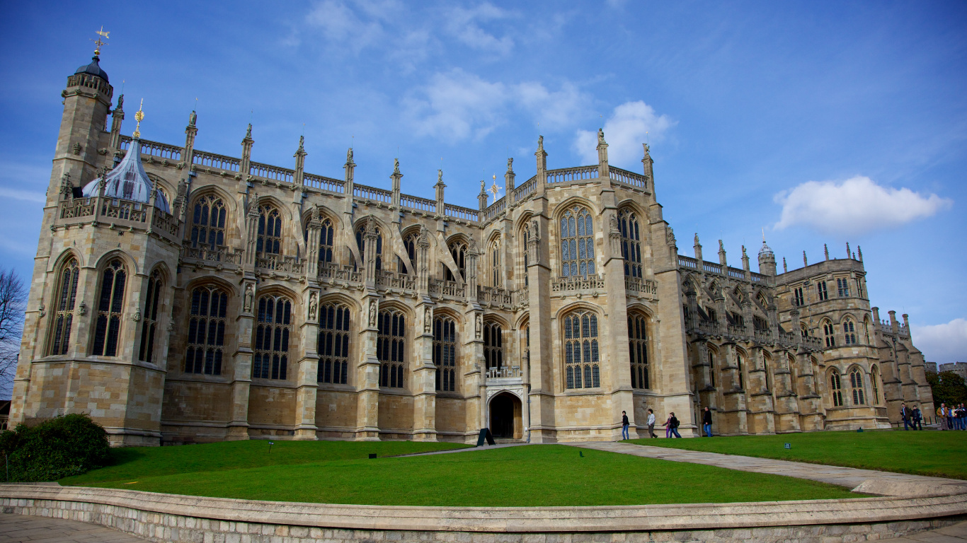 Braunes Betongebäude Unter Blauem Himmel Tagsüber. Wallpaper in 1366x768 Resolution