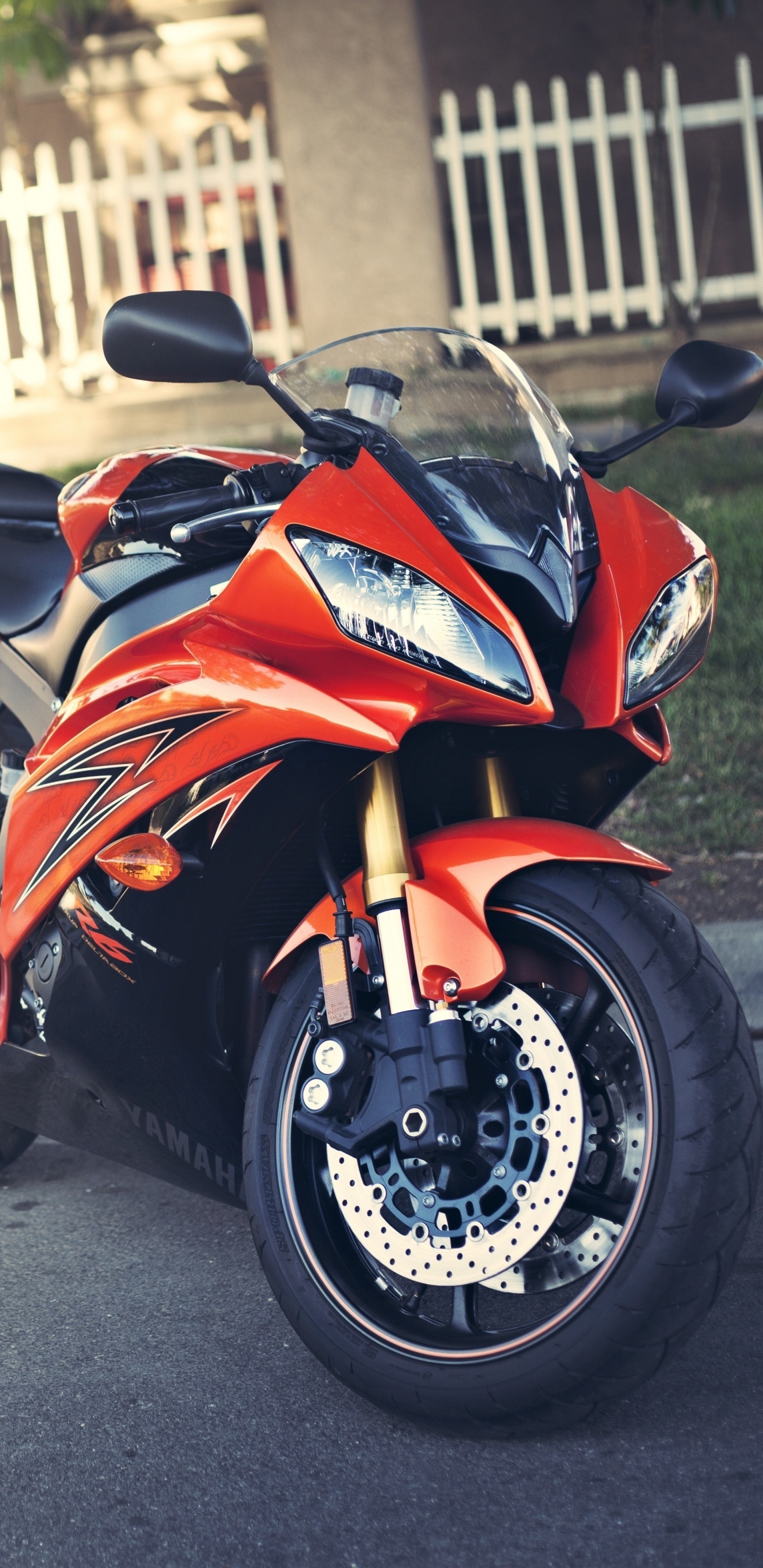 Vélo de Sport Orange et Noir Sur Route Pendant la Journée. Wallpaper in 1440x2960 Resolution