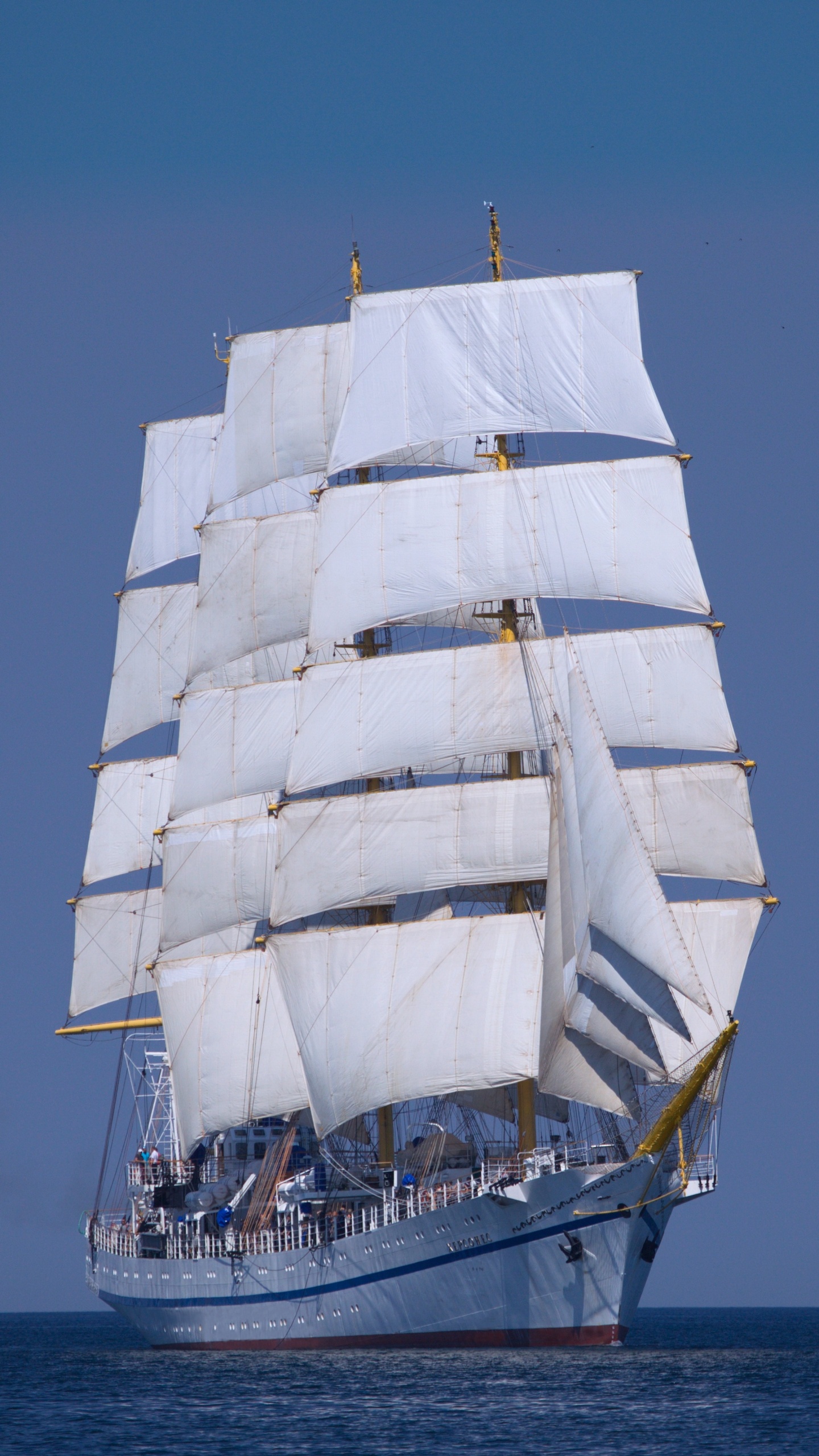 Velero Blanco en el Mar Durante el Día. Wallpaper in 1440x2560 Resolution