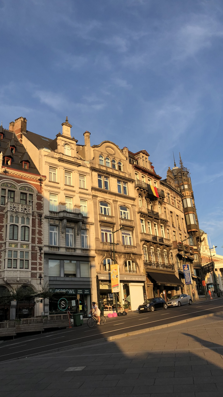 Fenêtre, Ville, Quartier, Bâtiment, Façade. Wallpaper in 750x1334 Resolution