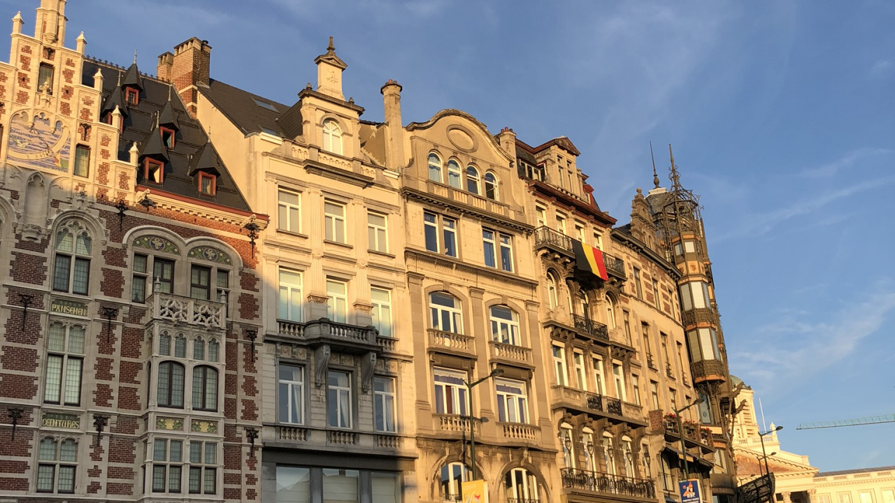 Fenster, Stadt, Nachbarschaft, Gebäude, Fassade. Wallpaper in 1280x720 Resolution