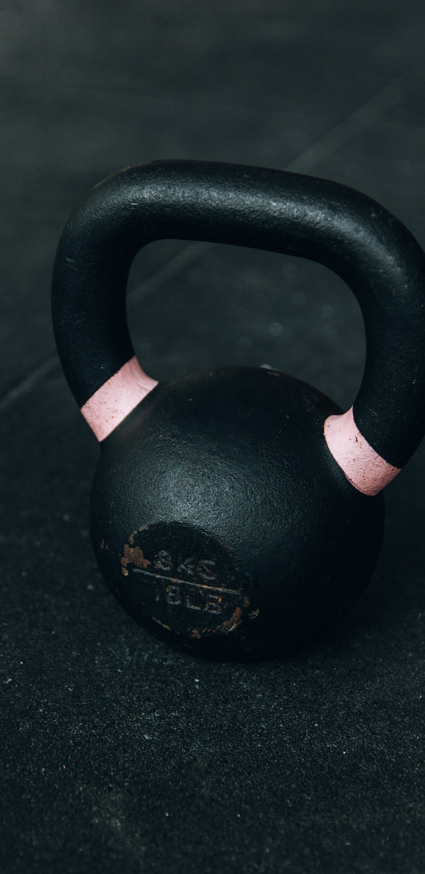 Campana de Hervidor Negro Sobre Mesa Negra. Wallpaper in 1440x2960 Resolution