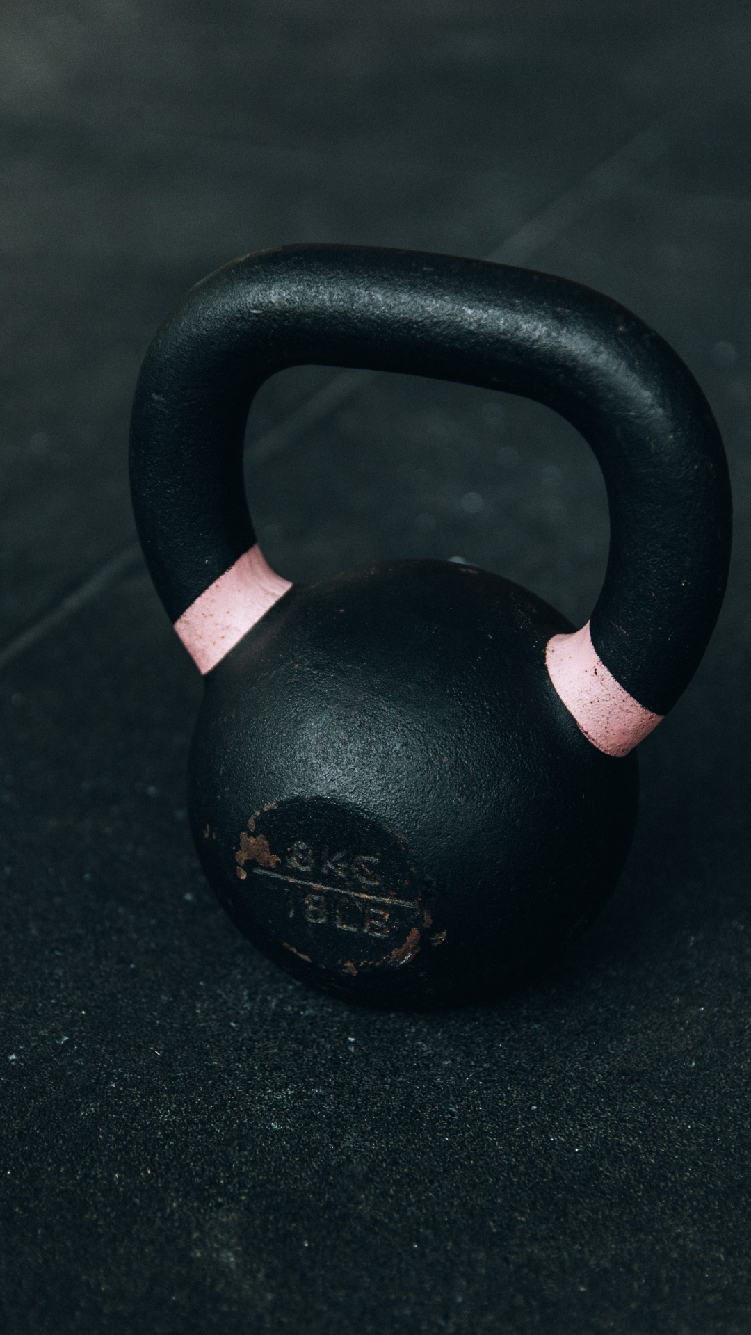 Schwarze Kesselglocke Auf Schwarzem Tisch. Wallpaper in 1080x1920 Resolution