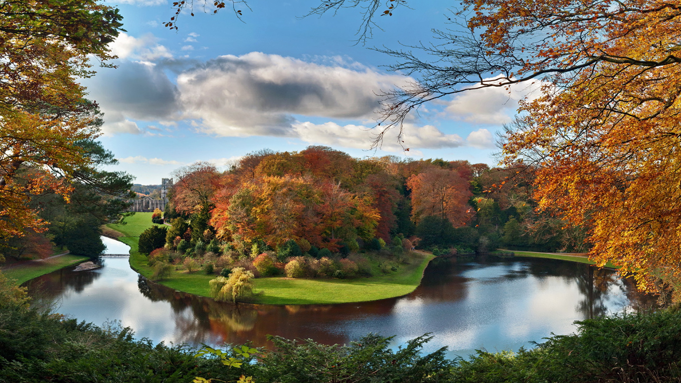 Grüne Und Braune Bäume Neben Dem Fluss Unter Bewölktem Himmel Tagsüber. Wallpaper in 1366x768 Resolution