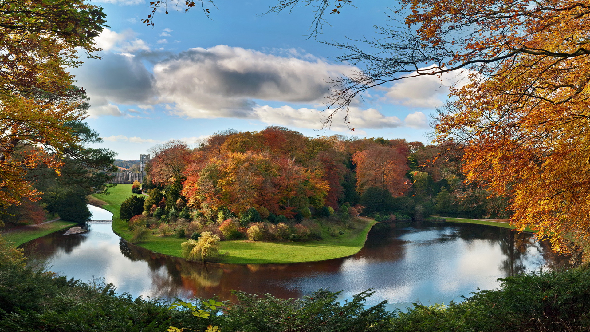 Grüne Und Braune Bäume Neben Dem Fluss Unter Bewölktem Himmel Tagsüber. Wallpaper in 1920x1080 Resolution