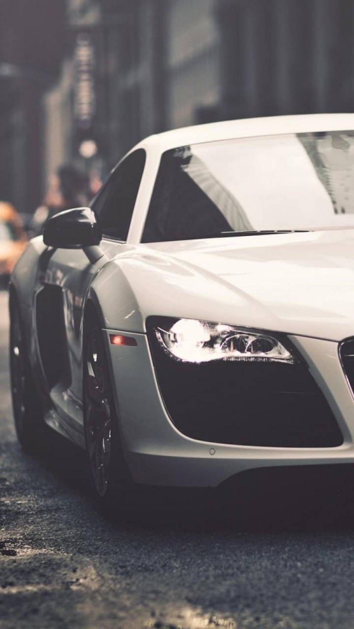 BMW m 3 Coupé Blanc Garé Sur Route Pendant la Journée. Wallpaper in 720x1280 Resolution