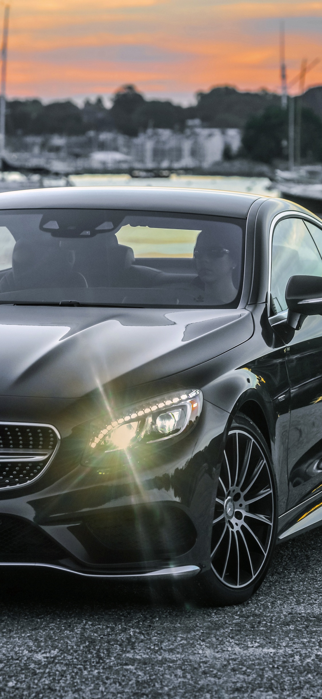 Schwarzes Mercedes Benz Coupé Tagsüber Unterwegs. Wallpaper in 1125x2436 Resolution