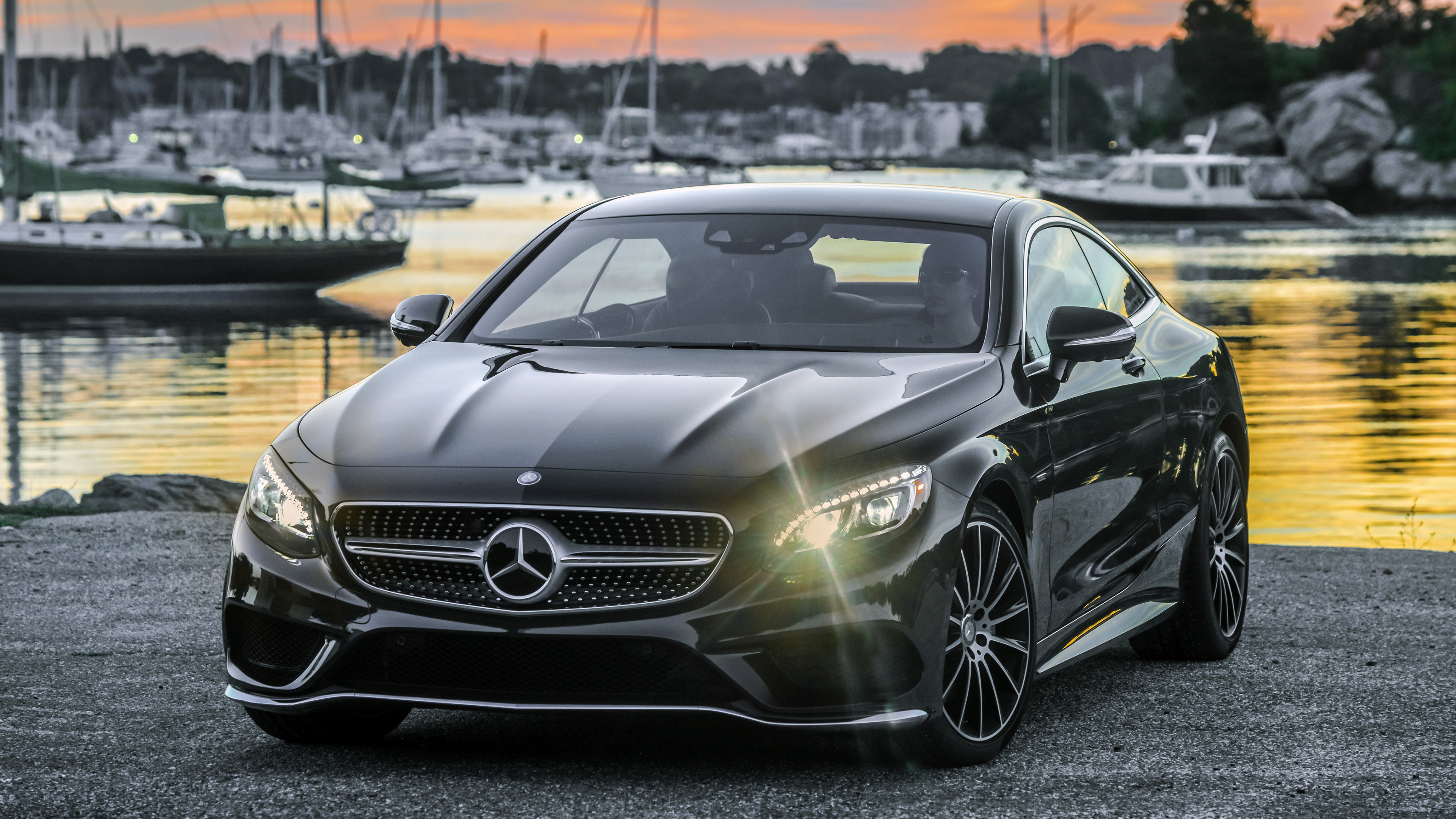 Schwarzes Mercedes Benz Coupé Tagsüber Unterwegs. Wallpaper in 3840x2160 Resolution