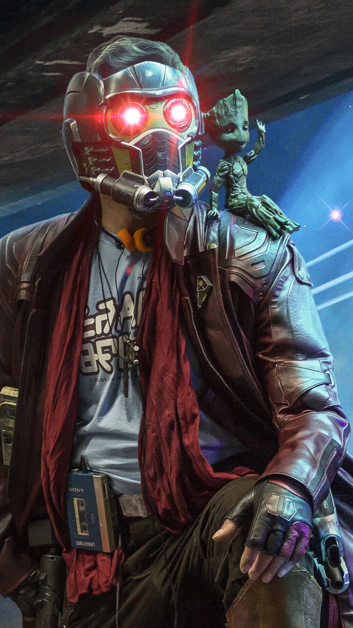 Mann in Schwarzer Lederjacke Mit Maske. Wallpaper in 720x1280 Resolution