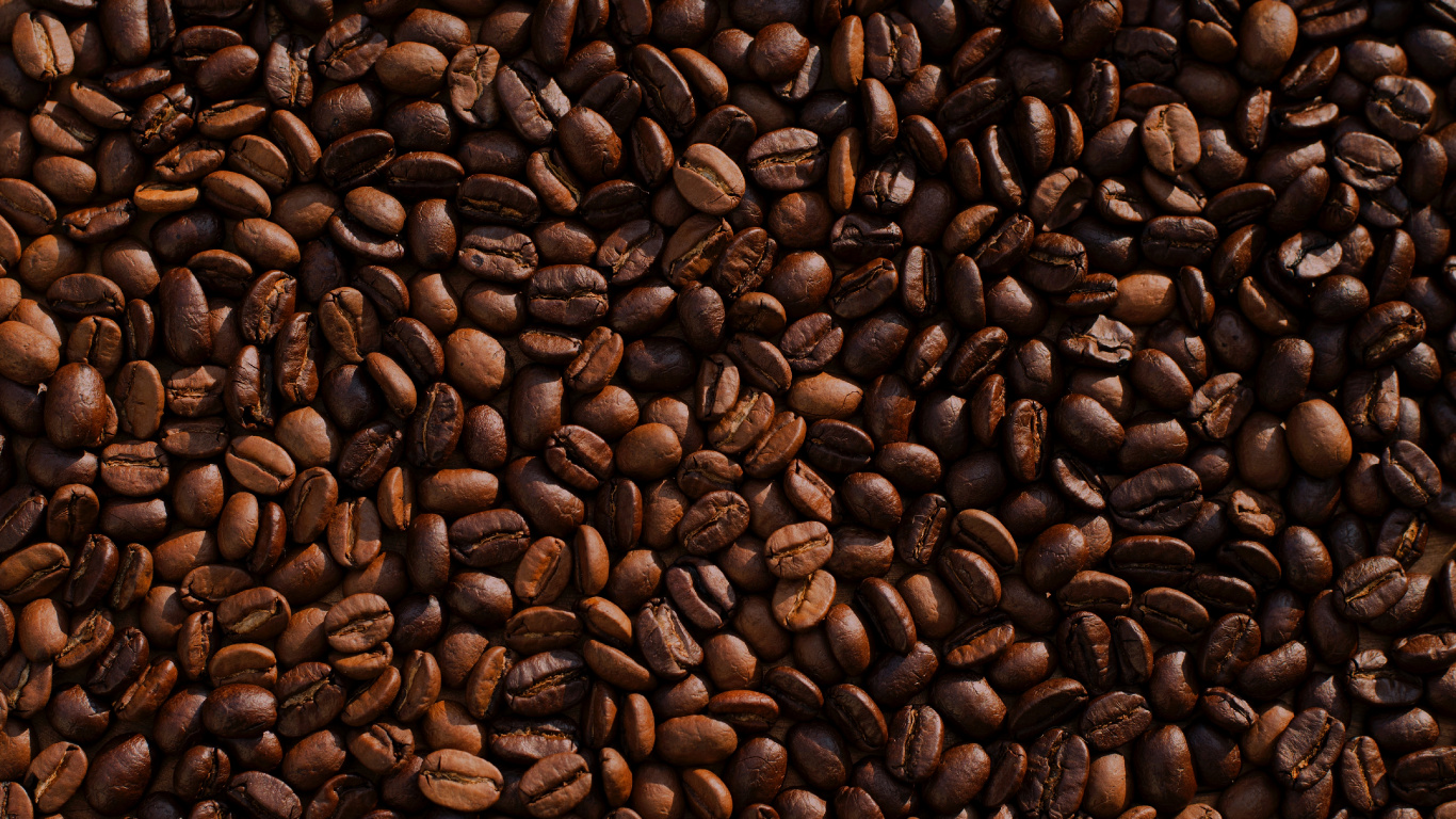 Grains de Café Sur Une Surface en Bois Marron. Wallpaper in 1366x768 Resolution