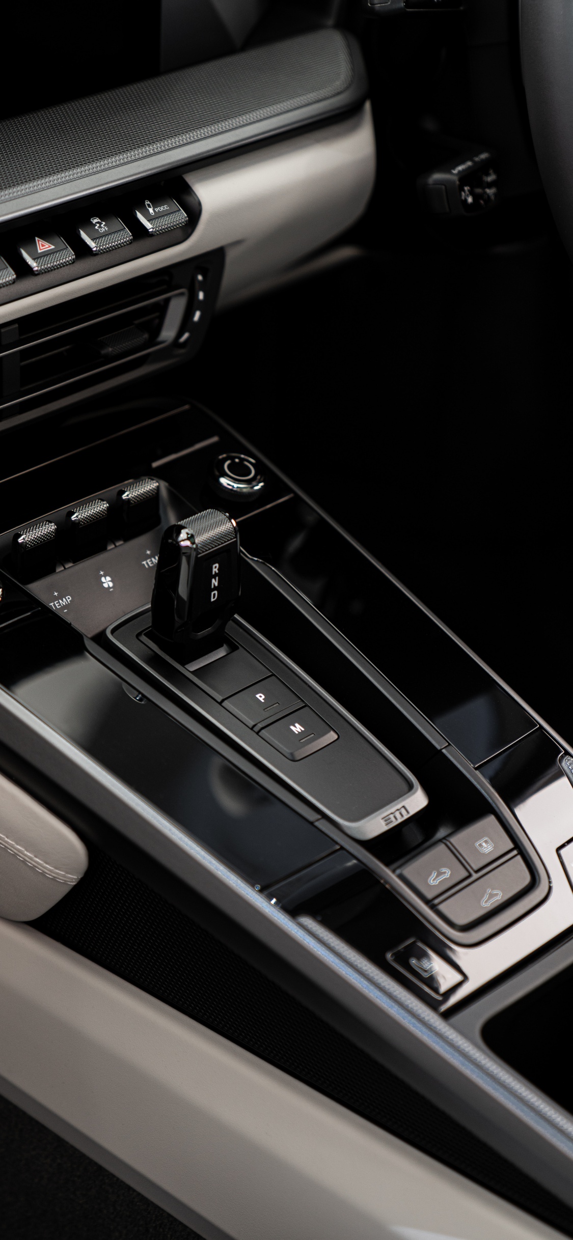 Black and Gray Car Stereo. Wallpaper in 1125x2436 Resolution