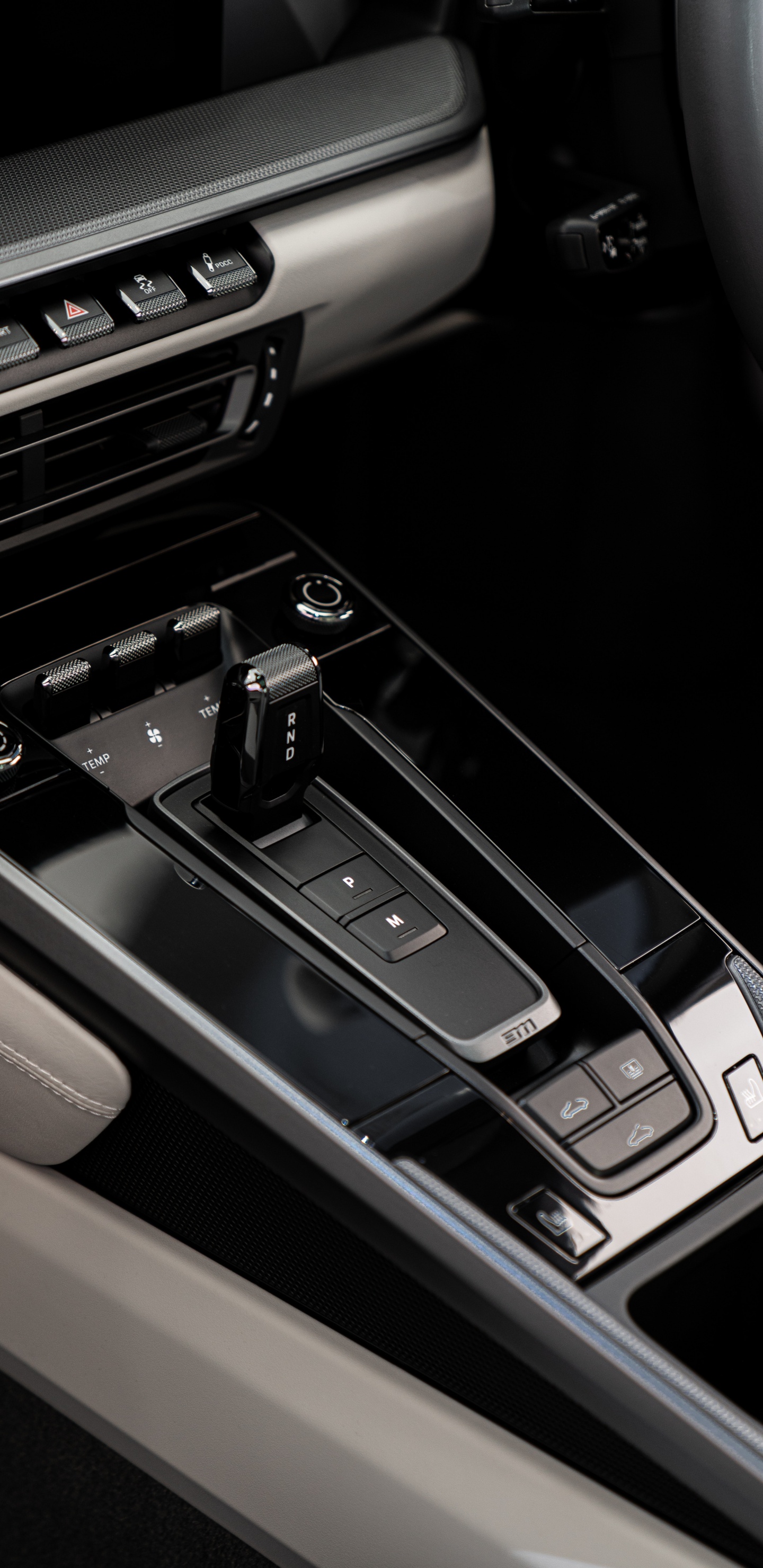 Autoradio in Schwarz Und Grau. Wallpaper in 1440x2960 Resolution