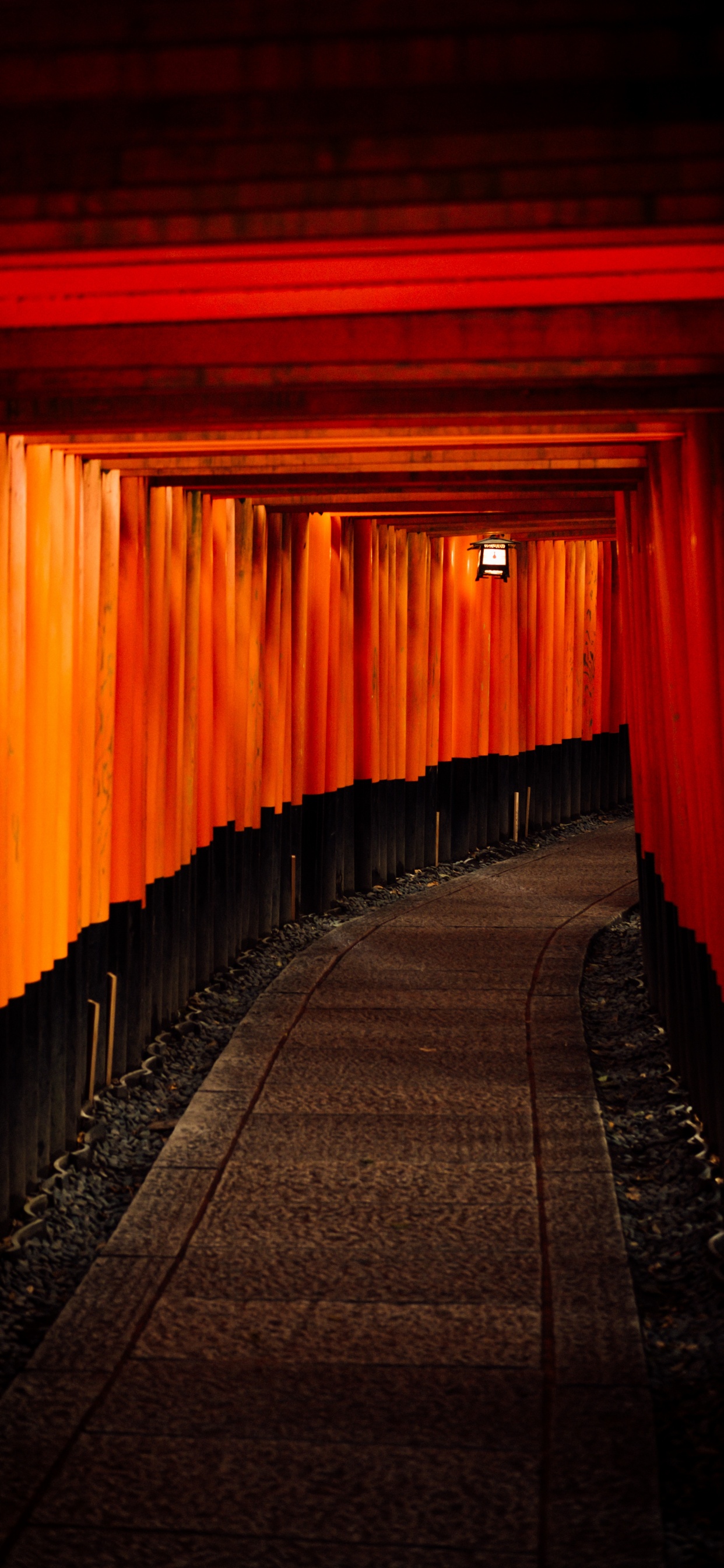 Rot-schwarzer Tunnel Mit Orangefarbenen Lichtern. Wallpaper in 1242x2688 Resolution