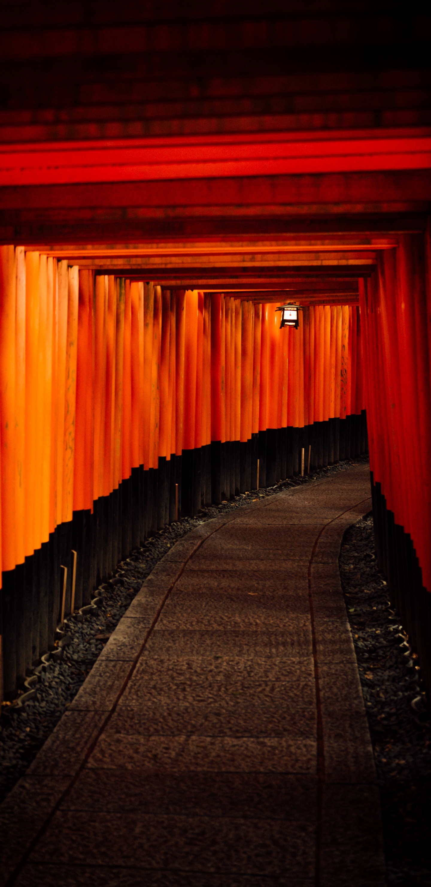 Tunnel Rouge et Noir Avec Des Lumières Oranges. Wallpaper in 1440x2960 Resolution