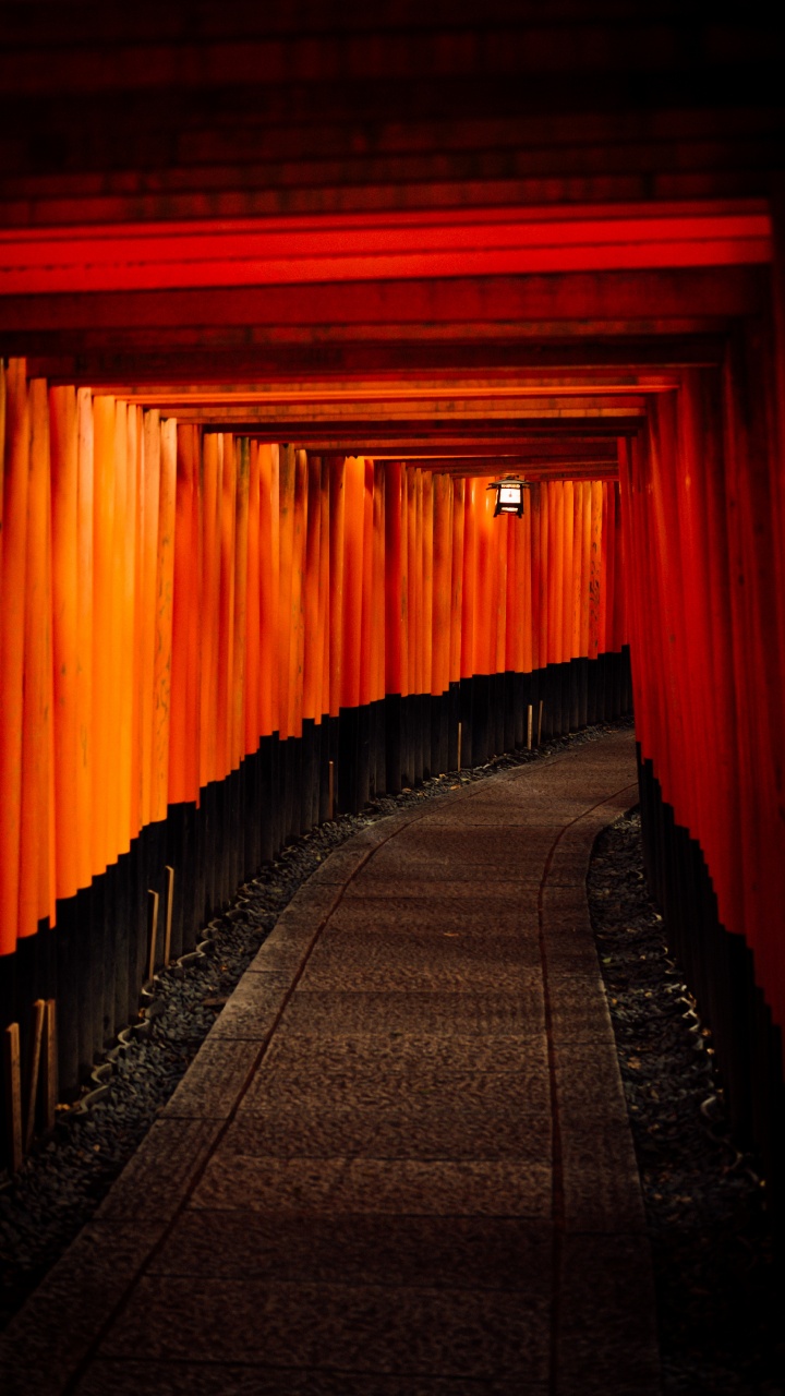 Túnel Rojo y Negro Con Luces Naranjas.. Wallpaper in 720x1280 Resolution