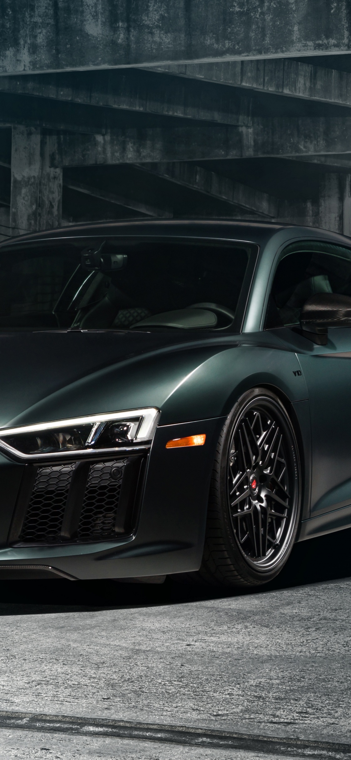 Mercedes Benz Coupé Noir Garé Sur Sol en Béton Gris. Wallpaper in 1125x2436 Resolution