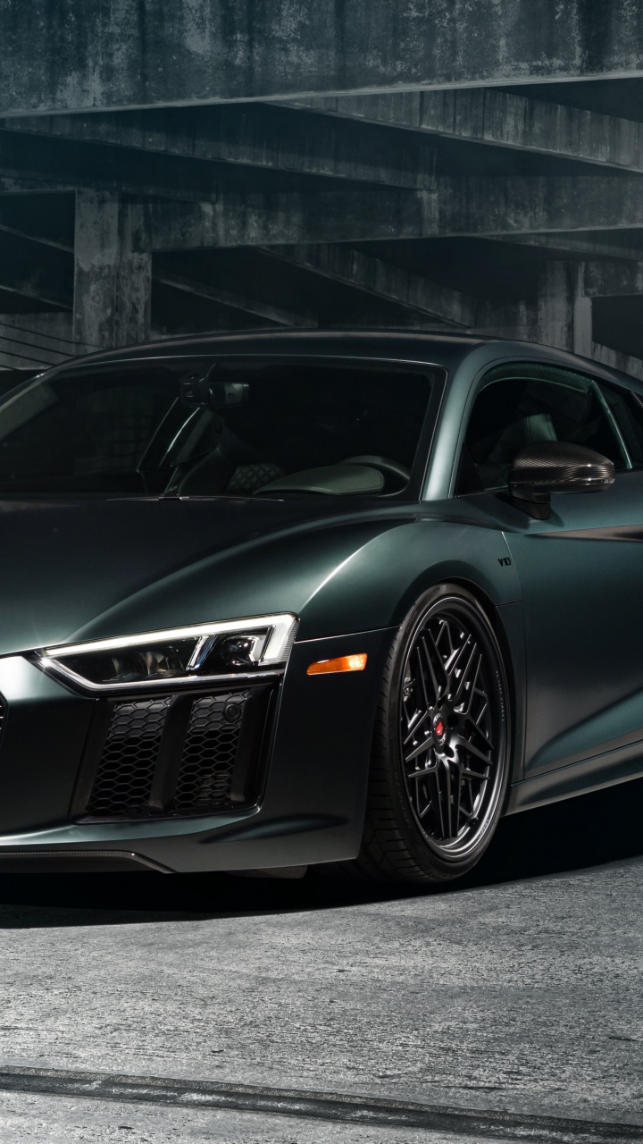 Schwarzes Mercedes Benz Coupé Auf Grauem Betonboden Geparkt. Wallpaper in 720x1280 Resolution