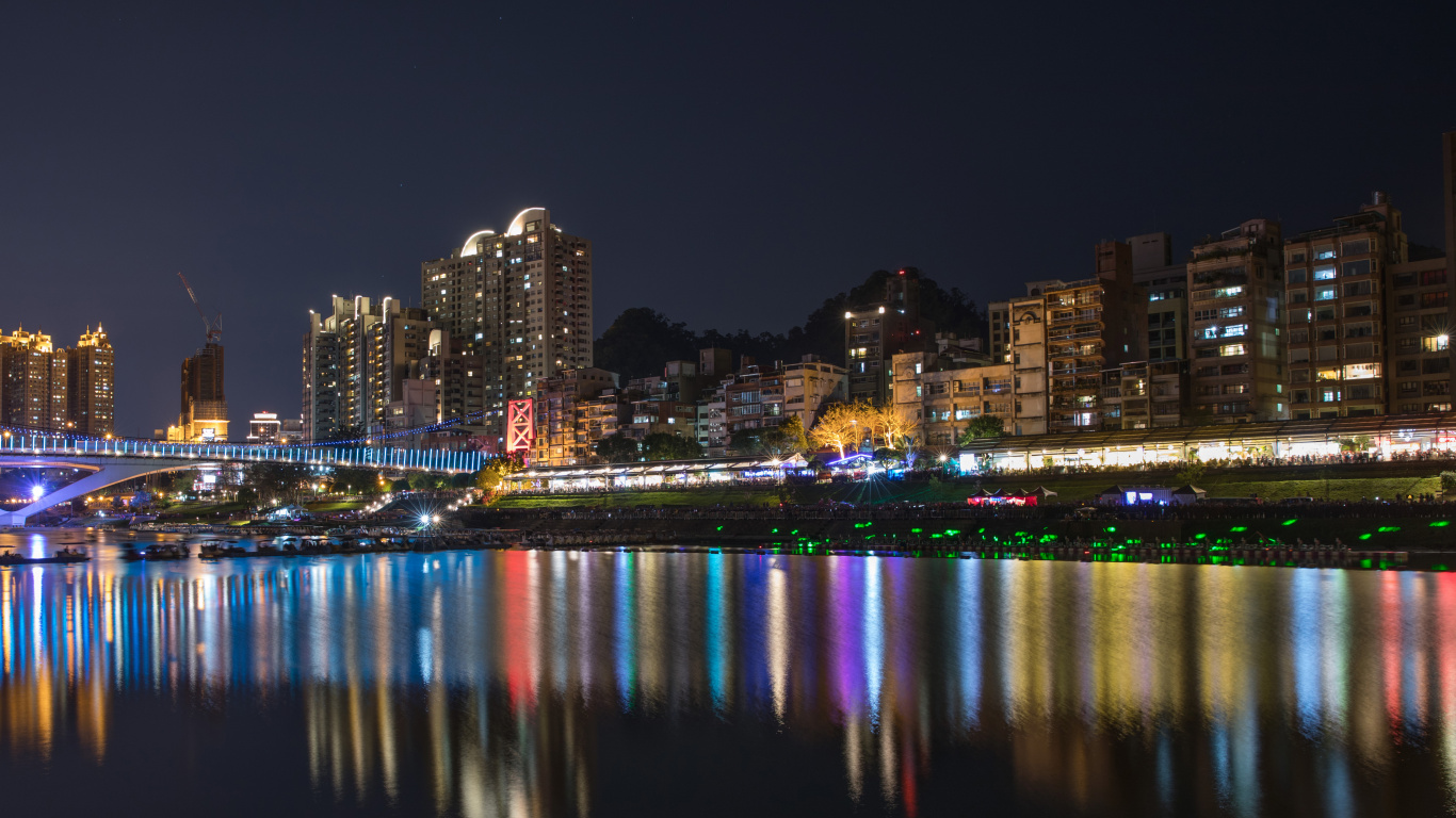 Horizonte de la Ciudad Durante la Noche. Wallpaper in 1366x768 Resolution