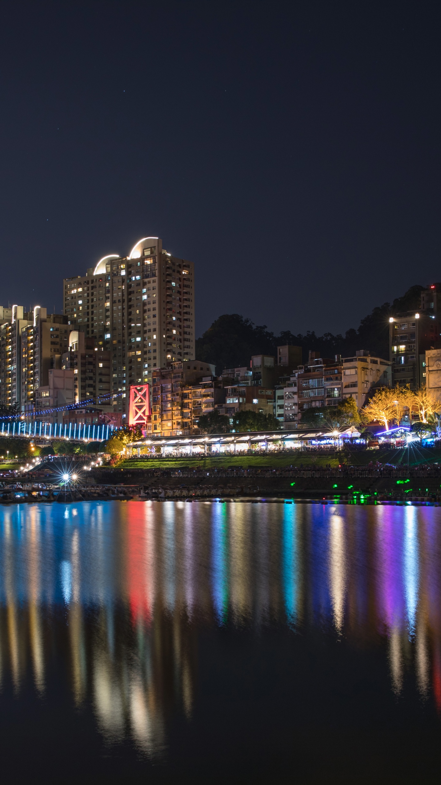 Horizonte de la Ciudad Durante la Noche. Wallpaper in 1440x2560 Resolution
