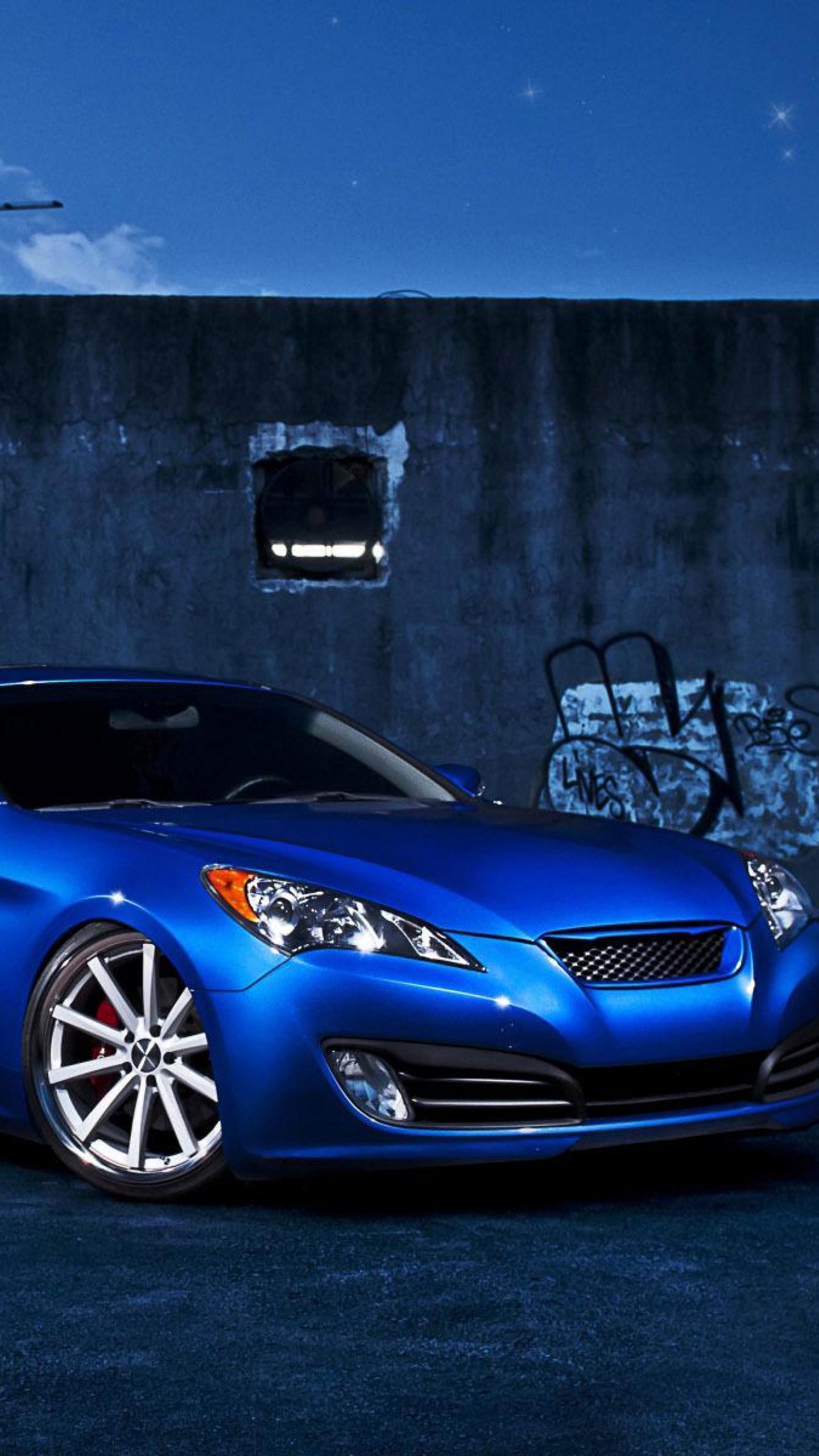 Blauer Porsche 911 in Der Nähe Der Grauen Wand Geparkt. Wallpaper in 1440x2560 Resolution