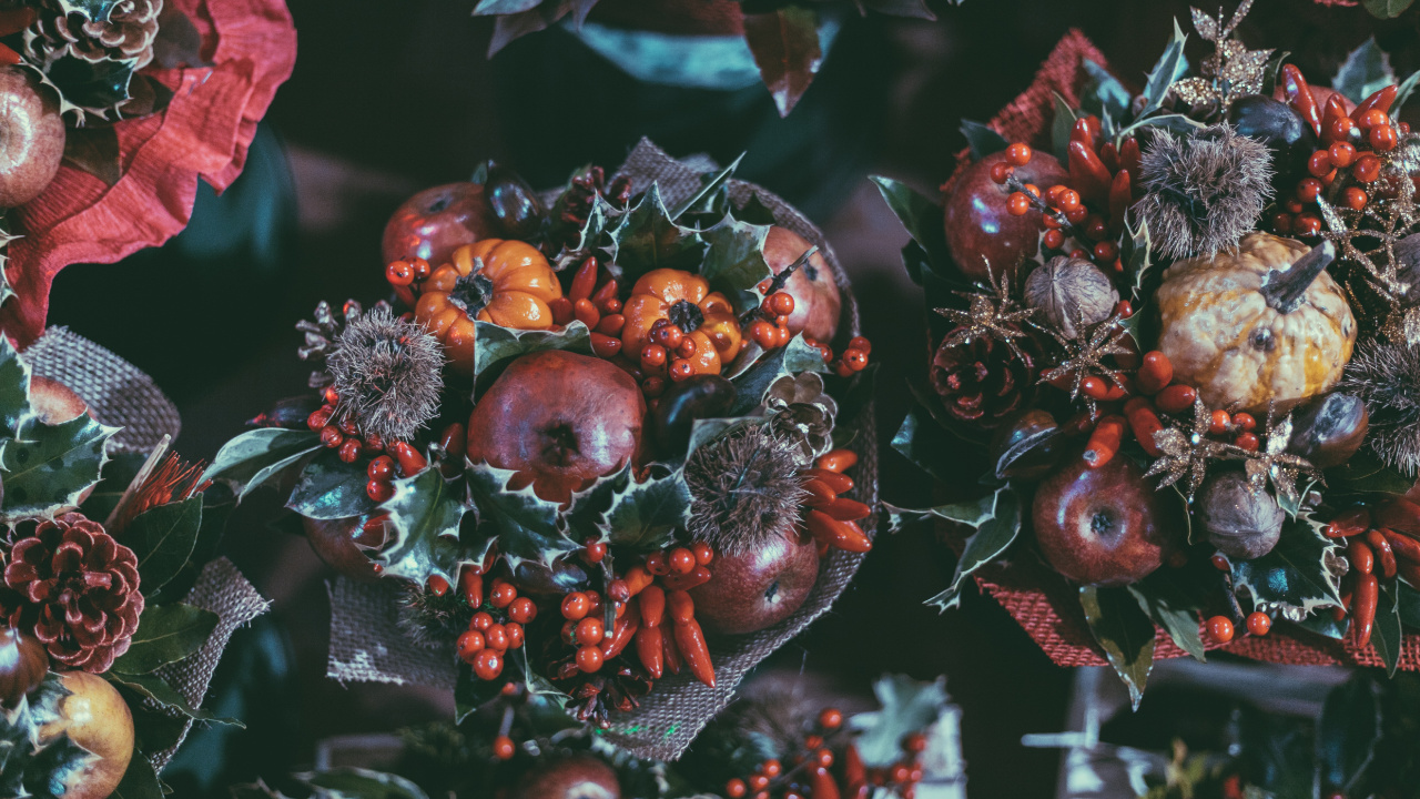 Red and Brown Round Fruits. Wallpaper in 1280x720 Resolution