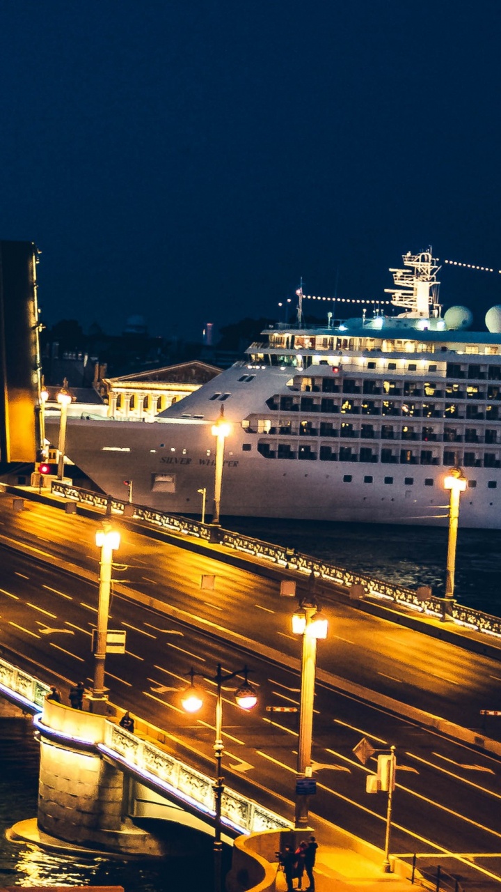 Bateau de Croisière Blanc Sur le Quai Pendant la Nuit. Wallpaper in 720x1280 Resolution