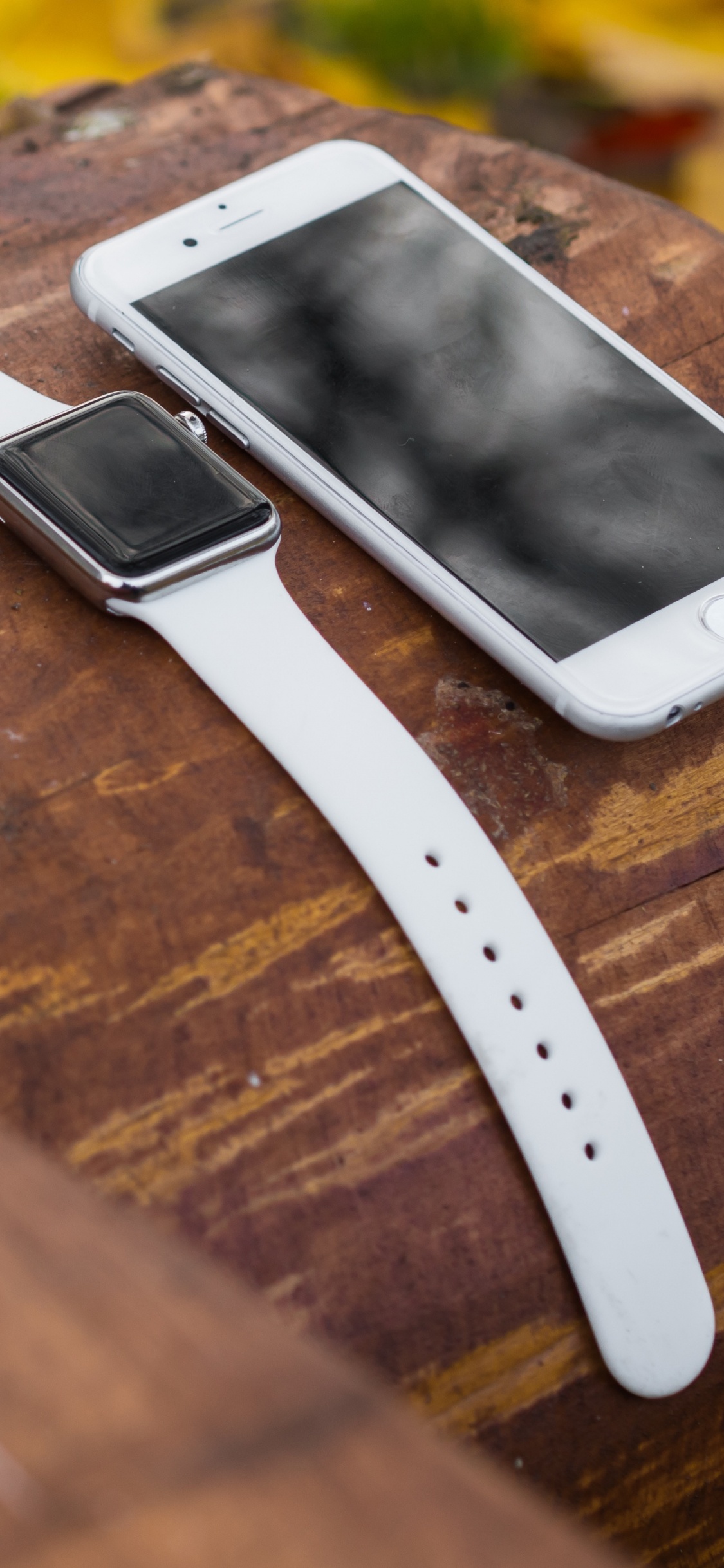 Iphone 5 Blanc Sur Table en Bois Marron. Wallpaper in 1125x2436 Resolution