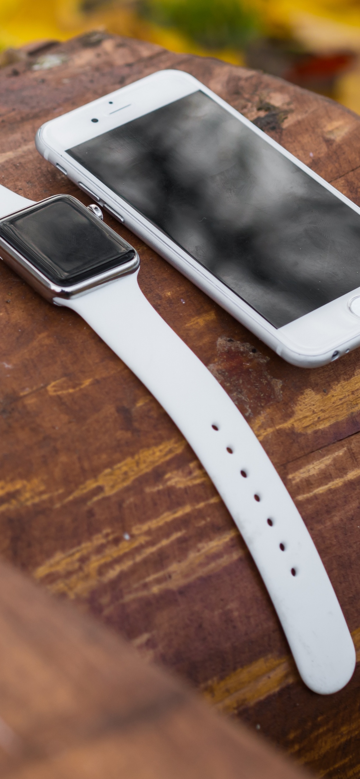 Iphone 5 Blanc Sur Table en Bois Marron. Wallpaper in 1242x2688 Resolution