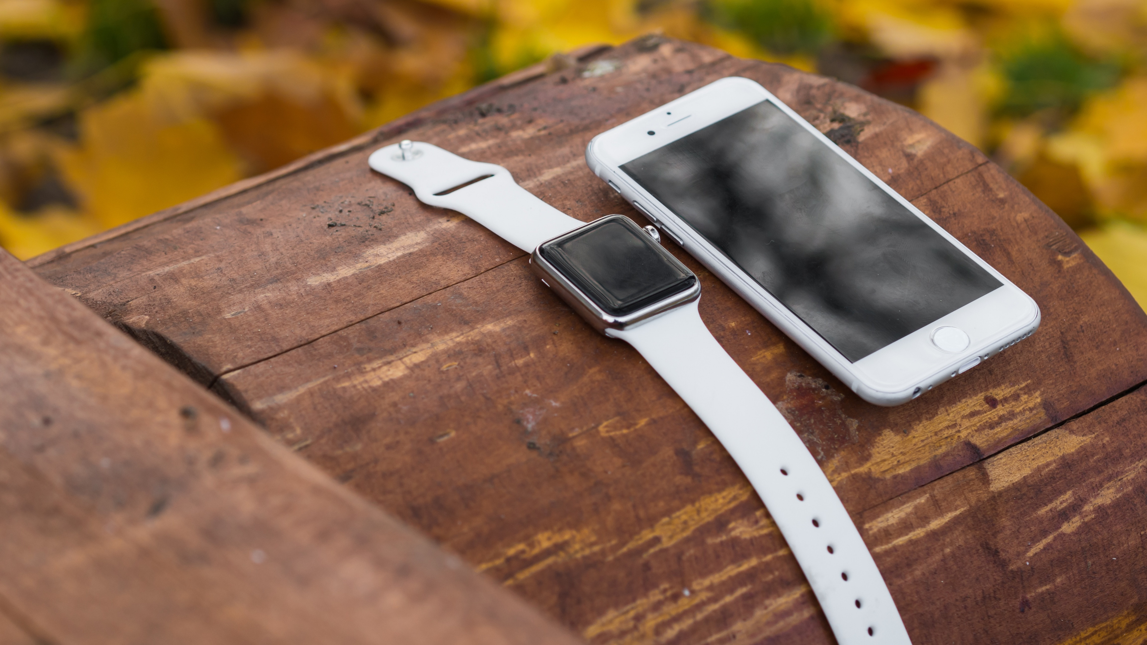 White Iphone 5 on Brown Wooden Table. Wallpaper in 3840x2160 Resolution