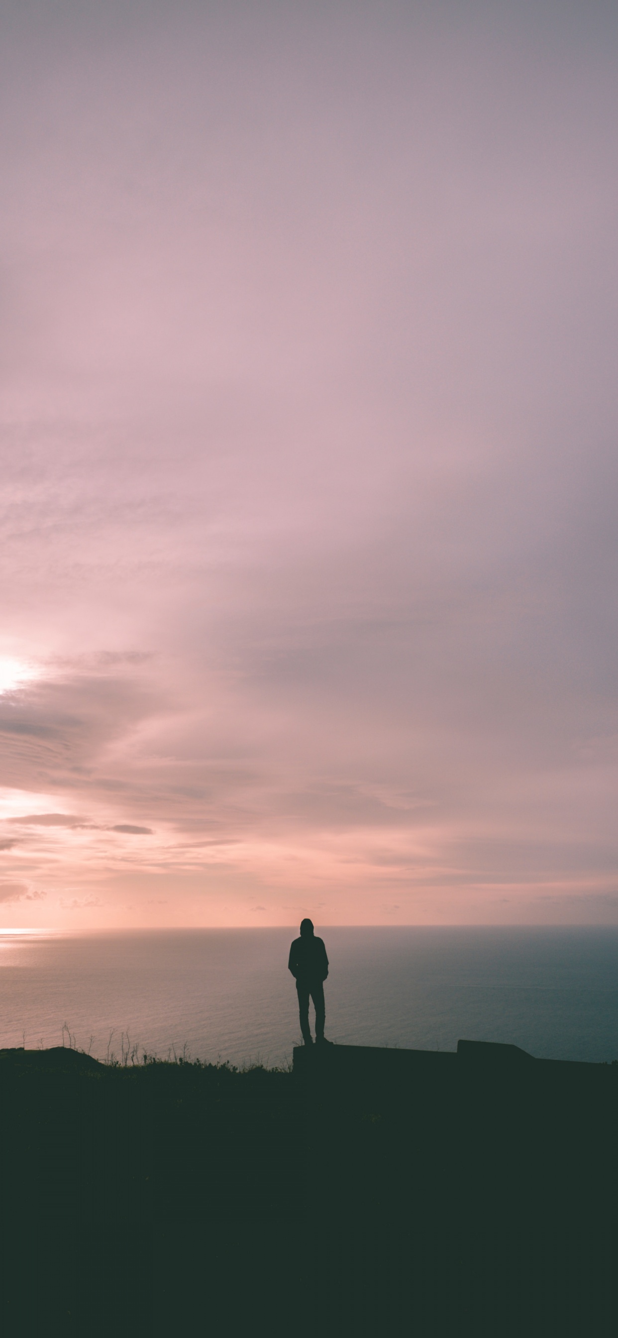 Silhouette de Personne Debout Sur la Colline Pendant le Coucher du Soleil. Wallpaper in 1242x2688 Resolution
