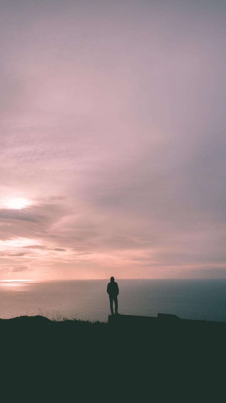 Silhouette Einer Person, Die Während Des Sonnenuntergangs Auf Einem Hügel Steht. Wallpaper in 720x1280 Resolution