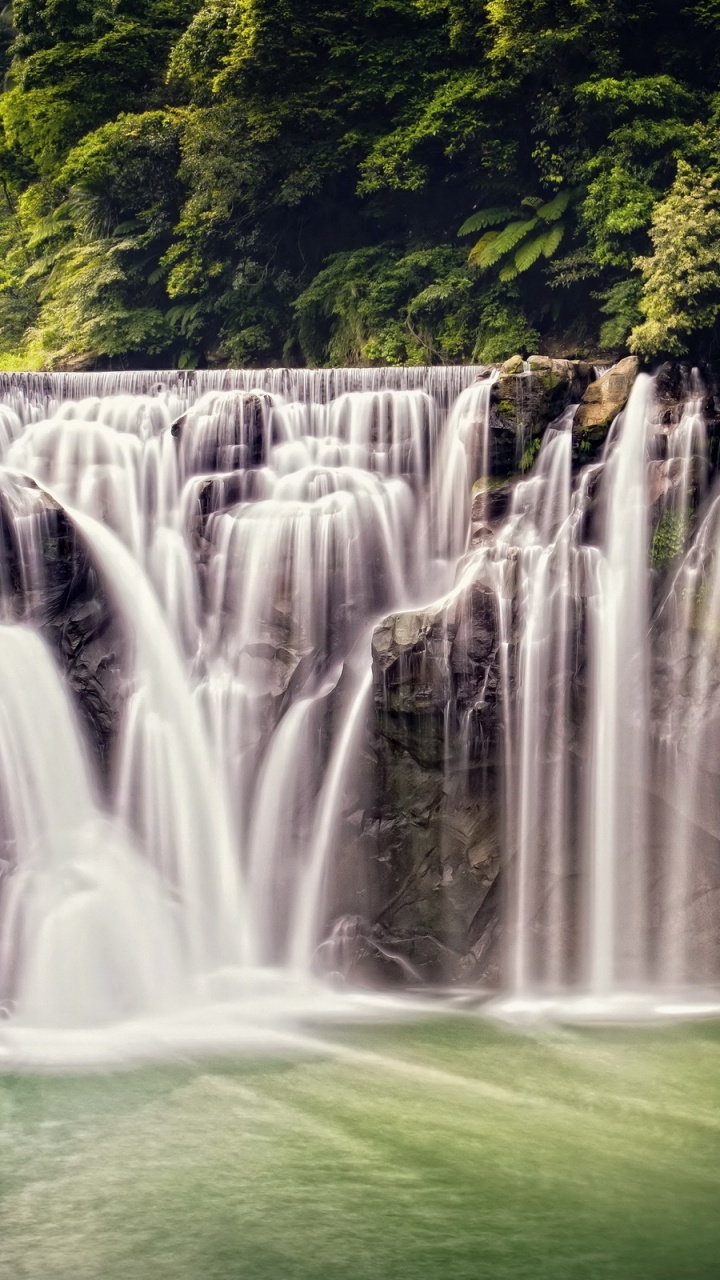 Cascades au Milieu Des Arbres Verts. Wallpaper in 720x1280 Resolution
