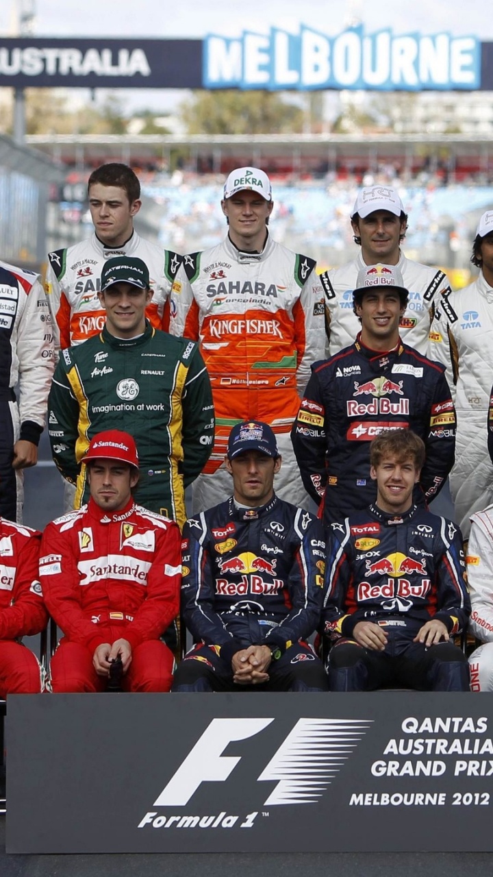 Gruppe Von Menschen in Rot-weißer Uniform. Wallpaper in 720x1280 Resolution