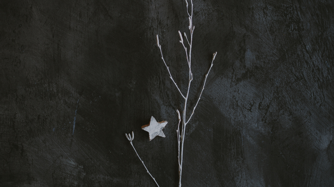 Hoja de Arce Blanca Sobre Textil Blanco. Wallpaper in 1366x768 Resolution