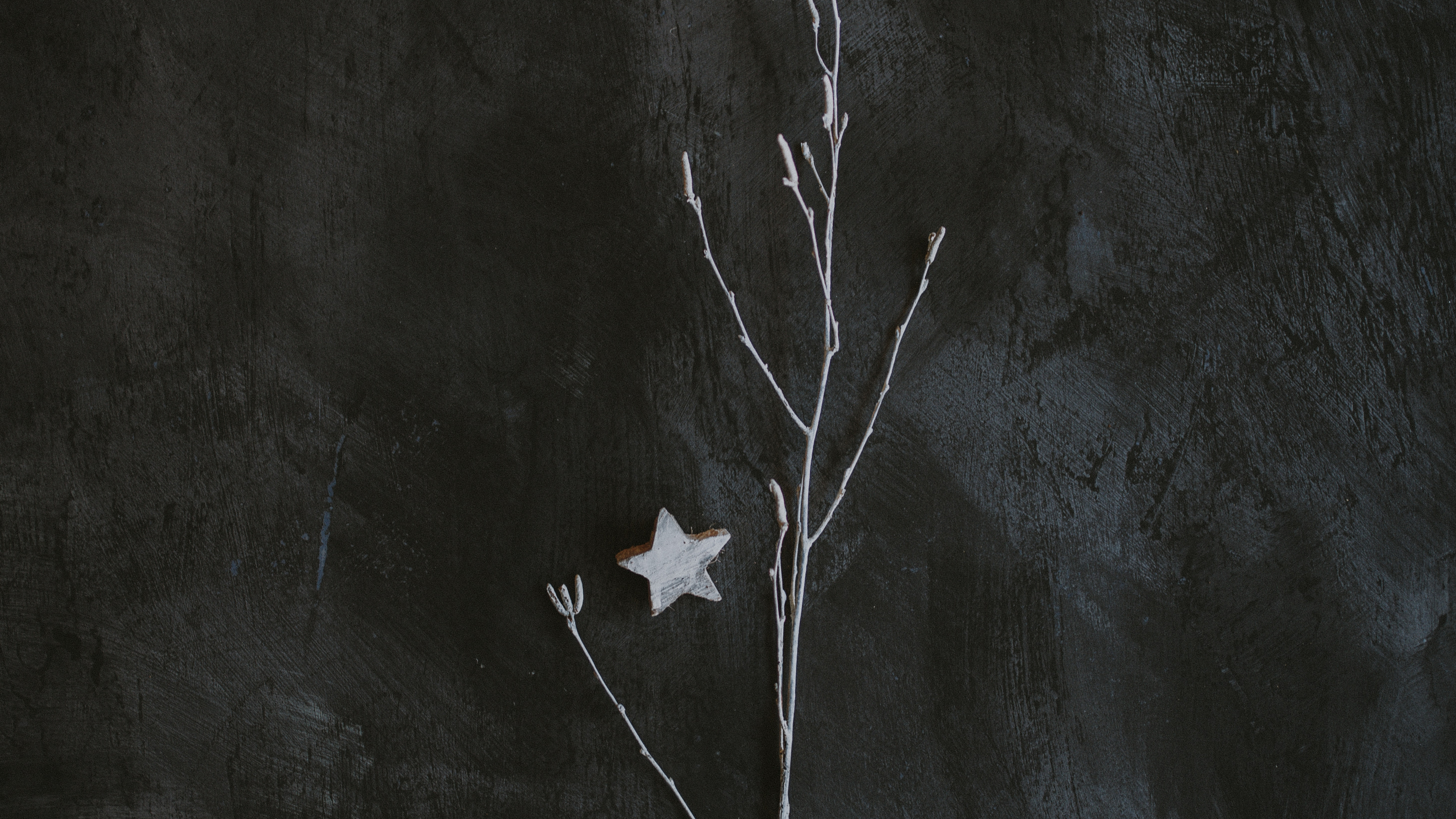 White Maple Leaf on White Textile. Wallpaper in 3840x2160 Resolution