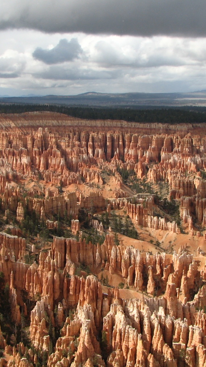 Montagnes Brunes et Vertes Sous Des Nuages Blancs Pendant la Journée. Wallpaper in 720x1280 Resolution