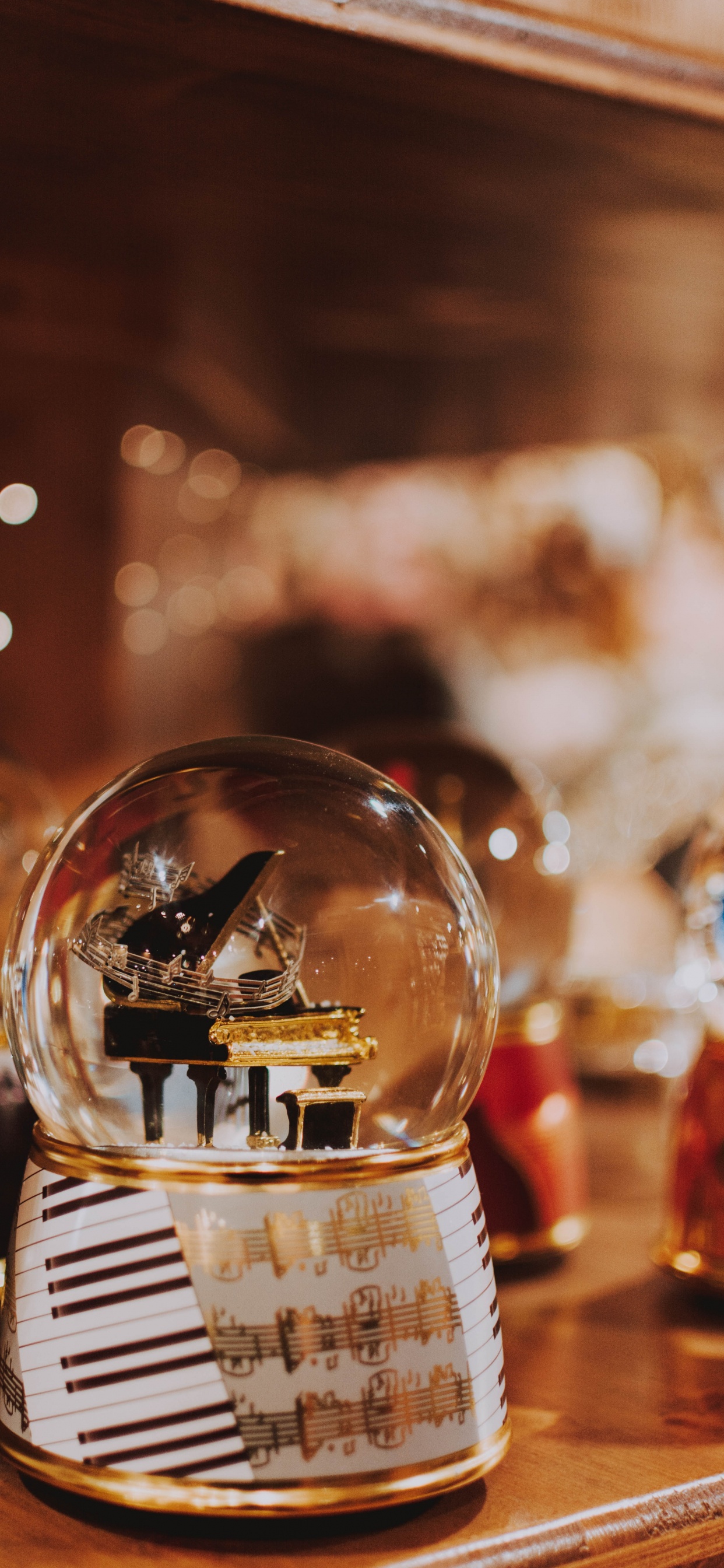 Boule de Verre Clair Sur Table. Wallpaper in 1242x2688 Resolution