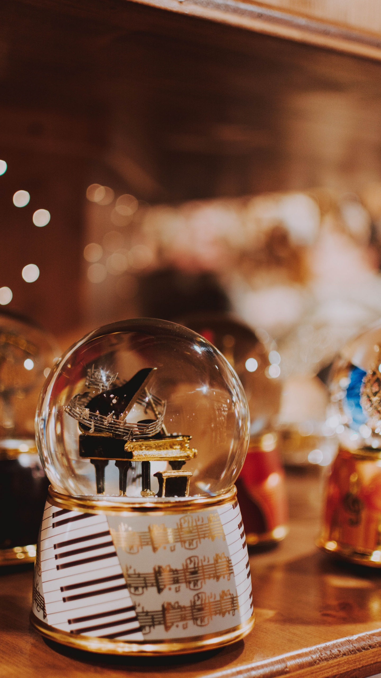 Boule de Verre Clair Sur Table. Wallpaper in 1440x2560 Resolution