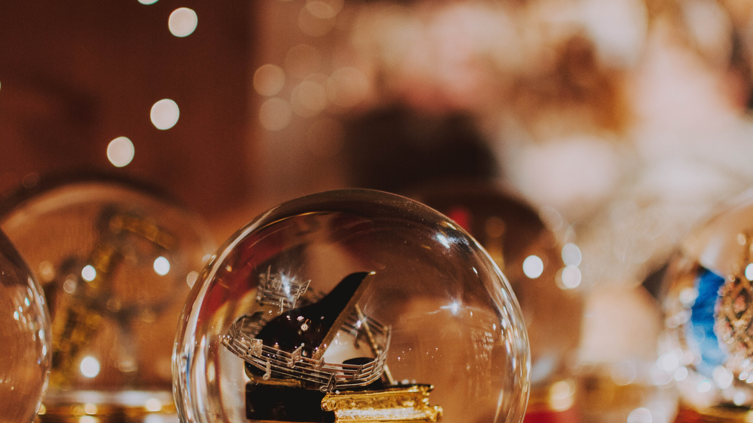 Clear Glass Ball on Table. Wallpaper in 2560x1440 Resolution