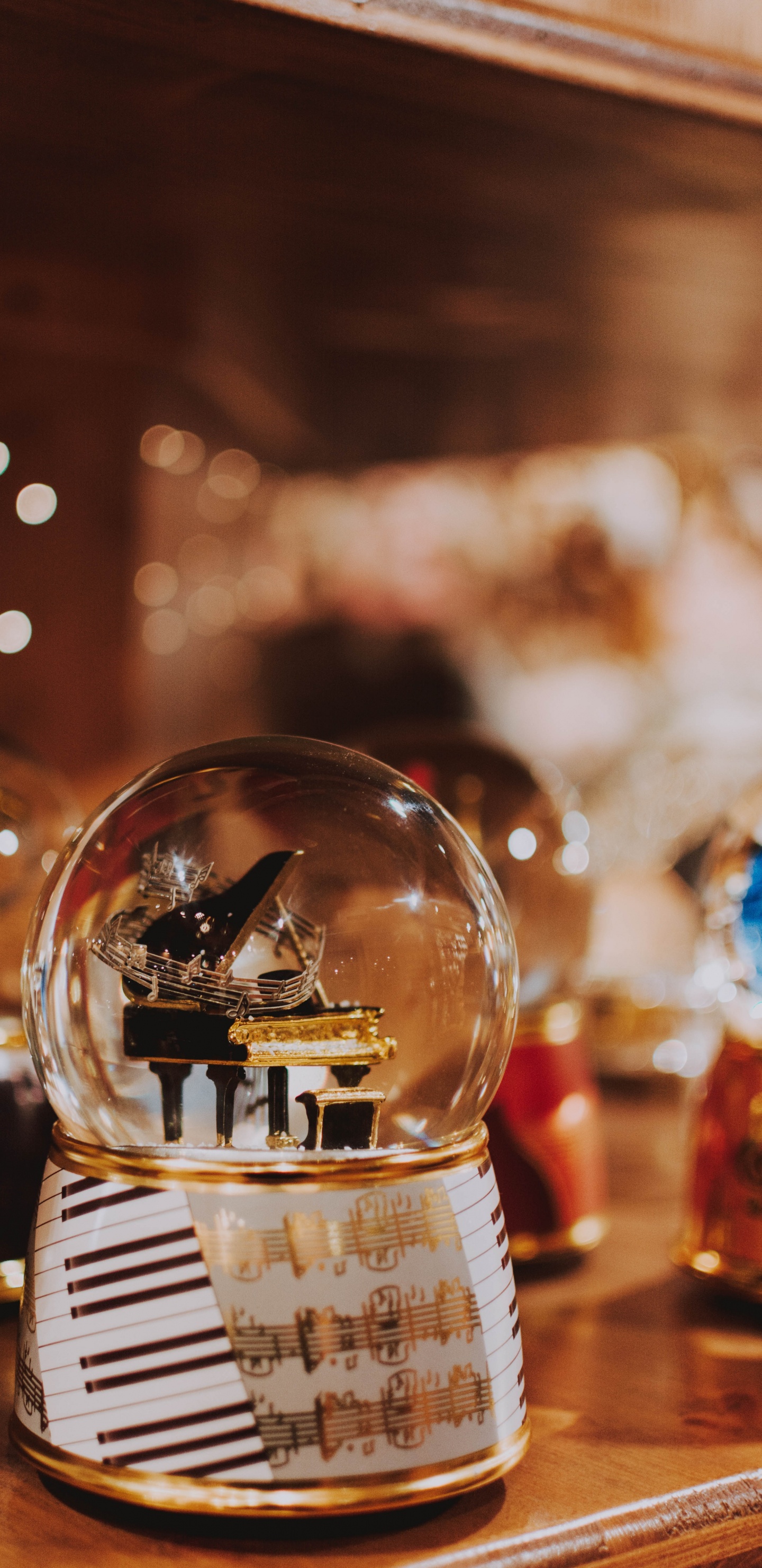 Klare Glaskugel Auf Dem Tisch. Wallpaper in 1440x2960 Resolution