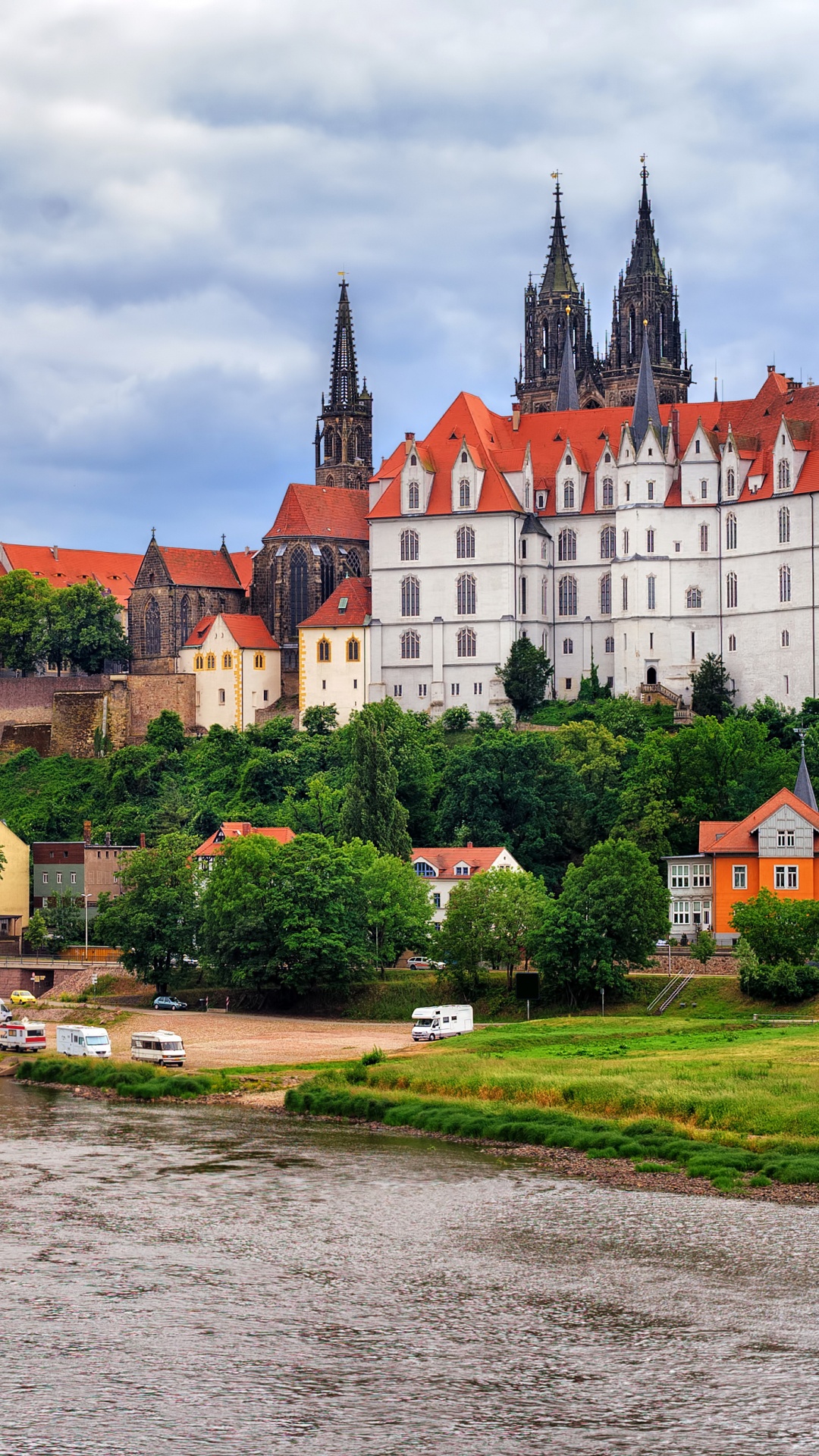 Braunes Und Graues Betongebäude in Der Nähe Eines Gewässers Tagsüber. Wallpaper in 1080x1920 Resolution