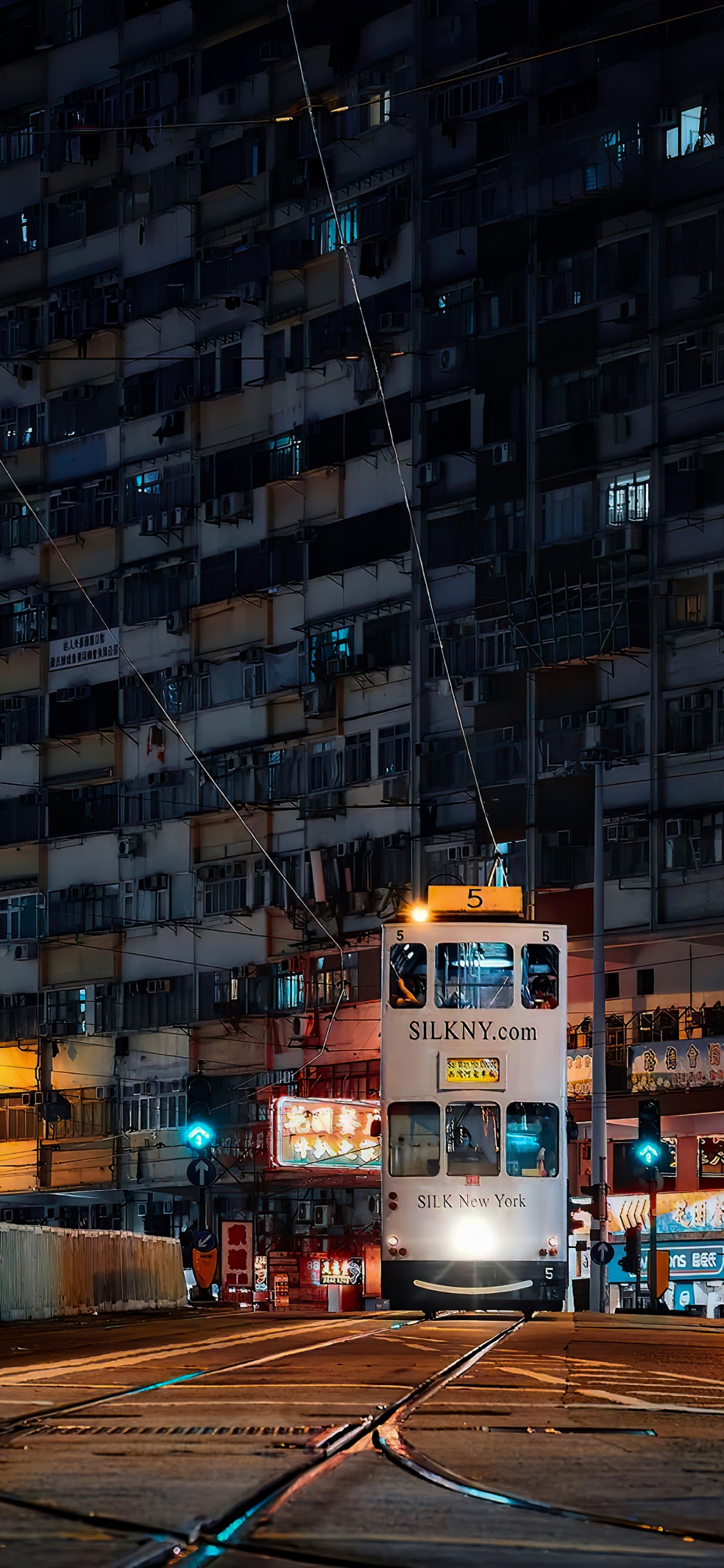 Gratte-ciel, Bus, Bâtiment, Fenêtre, Électricité. Wallpaper in 1125x2436 Resolution